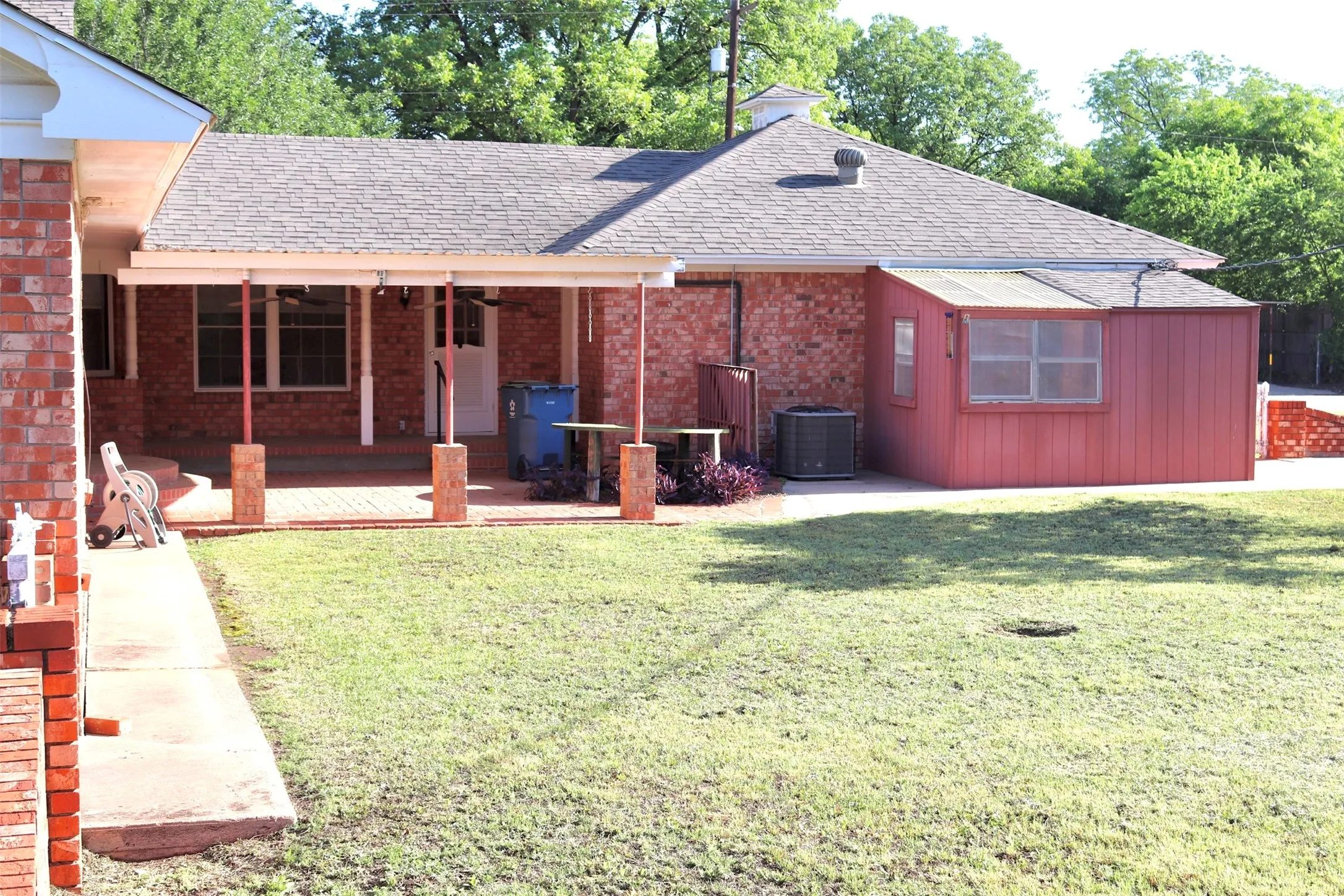 Single Family Residence For Sale in Runnels County , 211 Spill Street, Winters, Texas 79567, 3 Bedroom, 2 Bathroom, 2 Garage spaces, 2,812 Sqft, built in 1975, mls#21258621, Real Estate Agent in Winters, Homes For Sale in Runnels county, Homes For Sale in Winters, Realtor in Winters Texas, Real Estate Brokerage Independent Realty Texas, Luminita Cordes Realtor