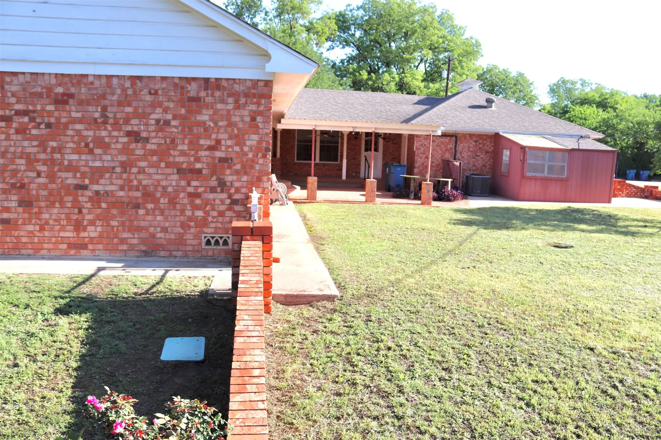 Single Family Residence For Sale in Runnels County , 211 Spill Street, Winters, Texas 79567, 3 Bedroom, 2 Bathroom, 2 Garage spaces, 2,812 Sqft, built in 1975, mls#21258621, Real Estate Agent in Winters, Homes For Sale in Runnels county, Homes For Sale in Winters, Realtor in Winters Texas, Real Estate Brokerage Independent Realty Texas, Luminita Cordes Realtor