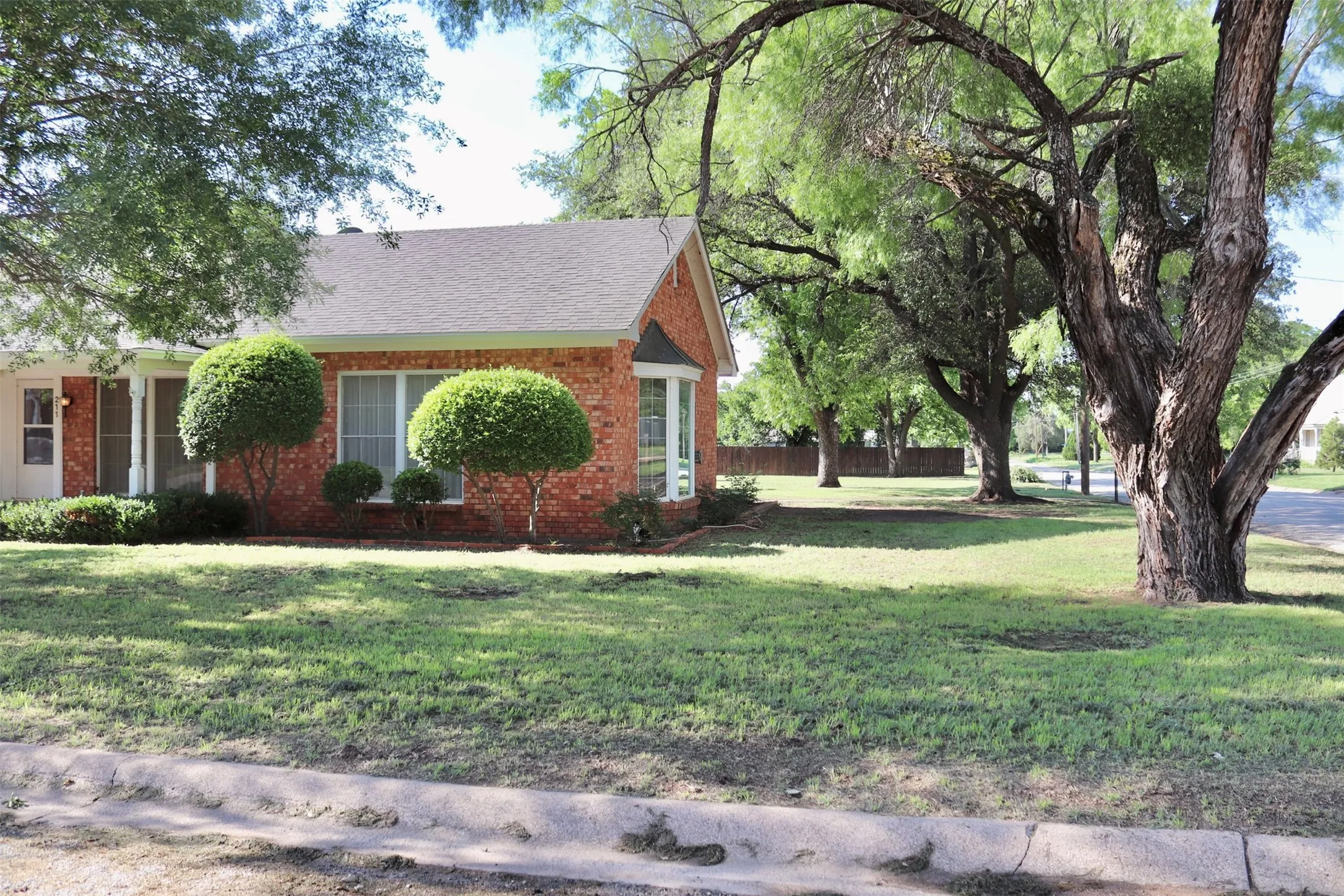 Single Family Residence For Sale in Runnels County , 211 Spill Street, Winters, Texas 79567, 3 Bedroom, 2 Bathroom, 2 Garage spaces, 2,812 Sqft, built in 1975, mls#21258621, Real Estate Agent in Winters, Homes For Sale in Runnels county, Homes For Sale in Winters, Realtor in Winters Texas, Real Estate Brokerage Independent Realty Texas, Luminita Cordes Realtor