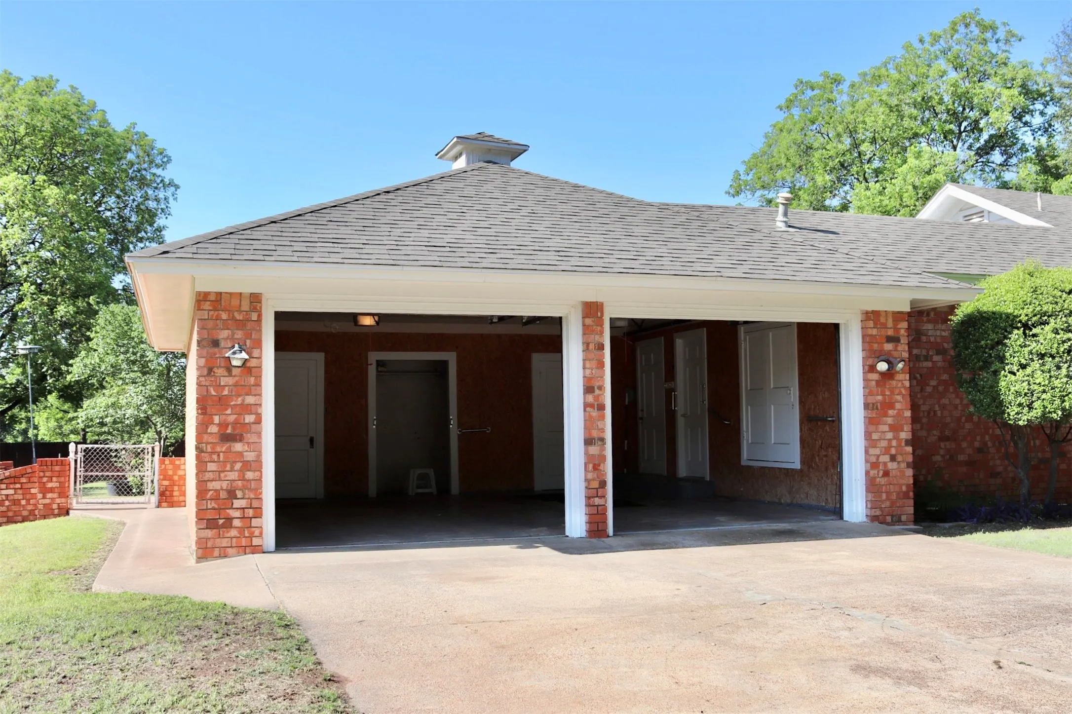 Single Family Residence For Sale in Runnels County , 211 Spill Street, Winters, Texas 79567, 3 Bedroom, 2 Bathroom, 2 Garage spaces, 2,812 Sqft, built in 1975, mls#21258621, Real Estate Agent in Winters, Homes For Sale in Runnels county, Homes For Sale in Winters, Realtor in Winters Texas, Real Estate Brokerage Independent Realty Texas, Luminita Cordes Realtor