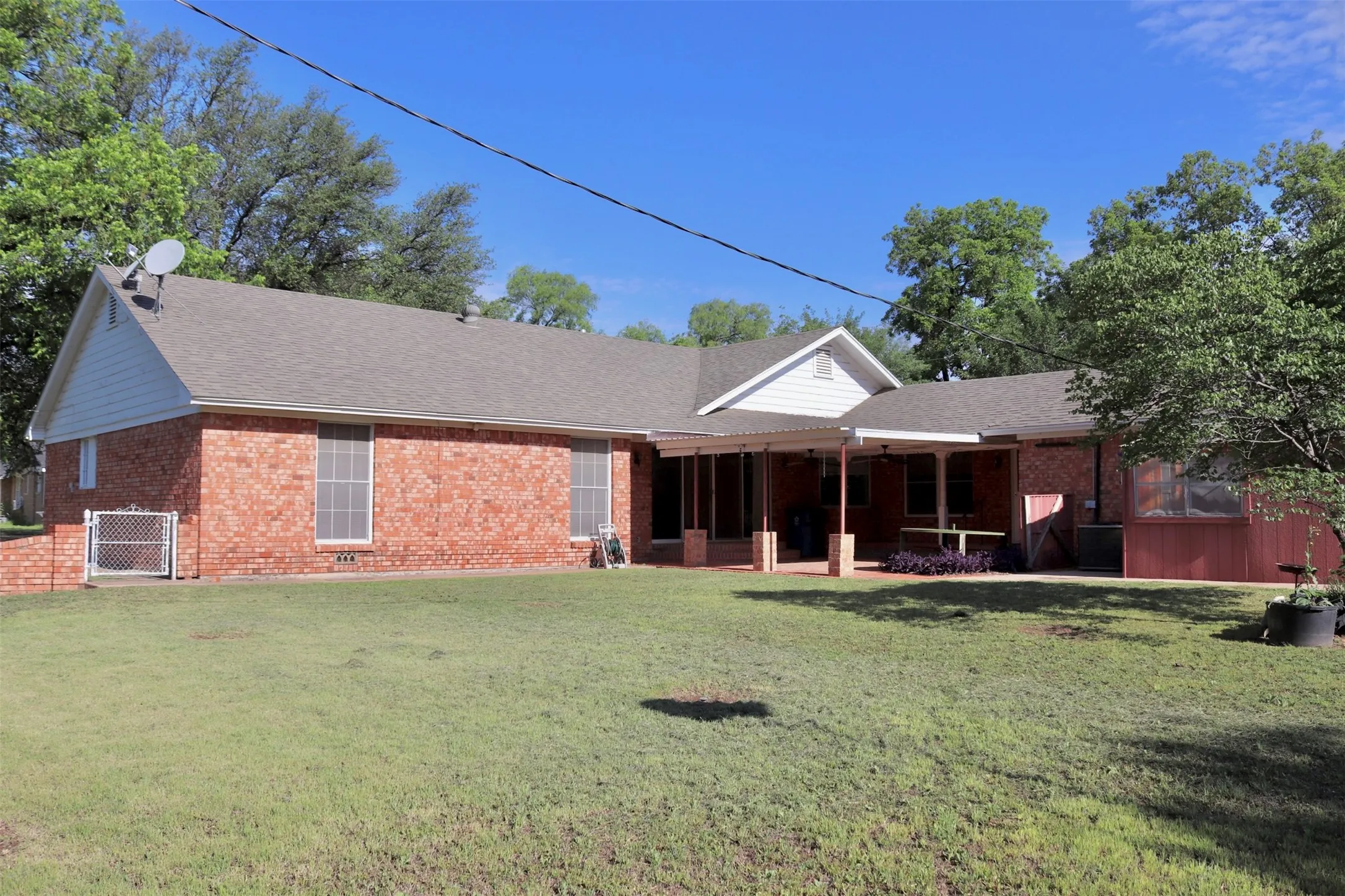 Single Family Residence For Sale in Runnels County , 211 Spill Street, Winters, Texas 79567, 3 Bedroom, 2 Bathroom, 2 Garage spaces, 2,812 Sqft, built in 1975, mls#21258621, Real Estate Agent in Winters, Homes For Sale in Runnels county, Homes For Sale in Winters, Realtor in Winters Texas, Real Estate Brokerage Independent Realty Texas, Luminita Cordes Realtor
