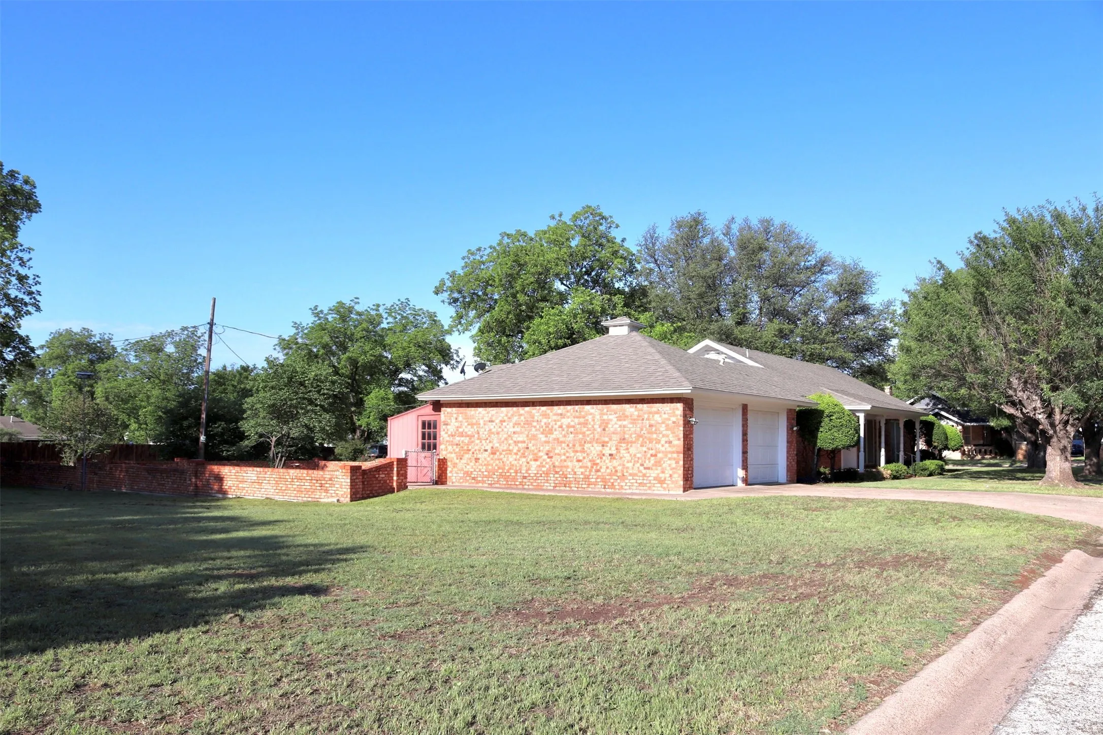 Single Family Residence For Sale in Runnels County , 211 Spill Street, Winters, Texas 79567, 3 Bedroom, 2 Bathroom, 2 Garage spaces, 2,812 Sqft, built in 1975, mls#21258621, Real Estate Agent in Winters, Homes For Sale in Runnels county, Homes For Sale in Winters, Realtor in Winters Texas, Real Estate Brokerage Independent Realty Texas, Luminita Cordes Realtor