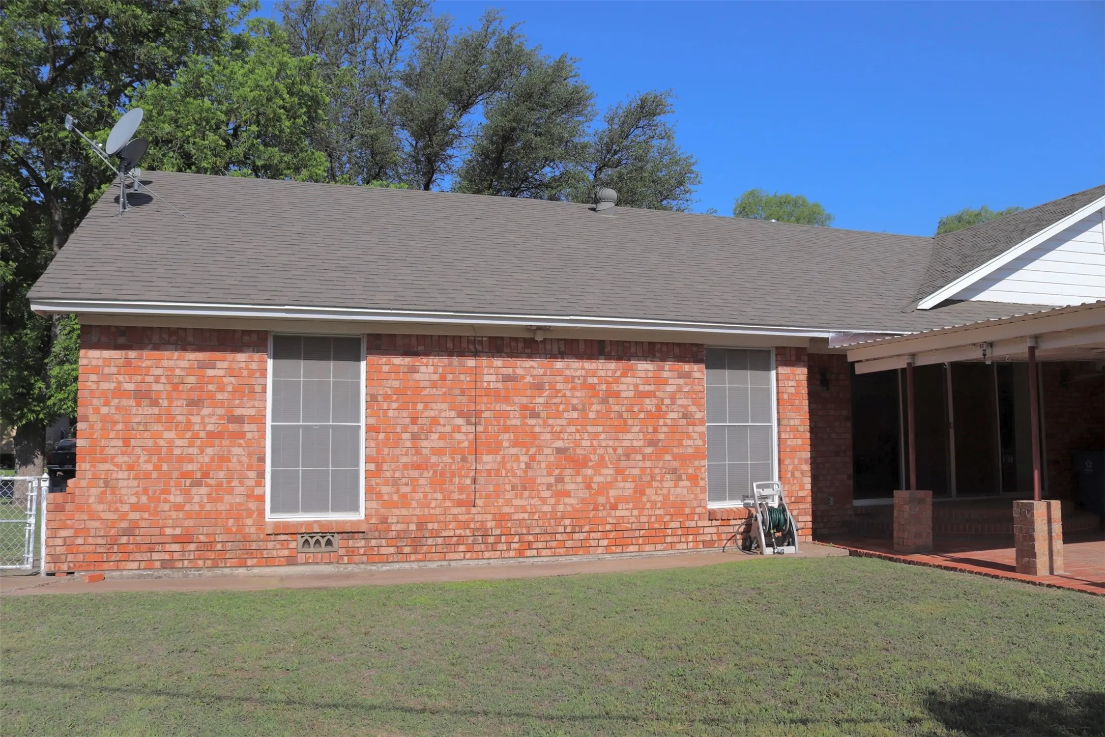 Single Family Residence For Sale in Runnels County , 211 Spill Street, Winters, Texas 79567, 3 Bedroom, 2 Bathroom, 2 Garage spaces, 2,812 Sqft, built in 1975, mls#21258621, Real Estate Agent in Winters, Homes For Sale in Runnels county, Homes For Sale in Winters, Realtor in Winters Texas, Real Estate Brokerage Independent Realty Texas, Luminita Cordes Realtor