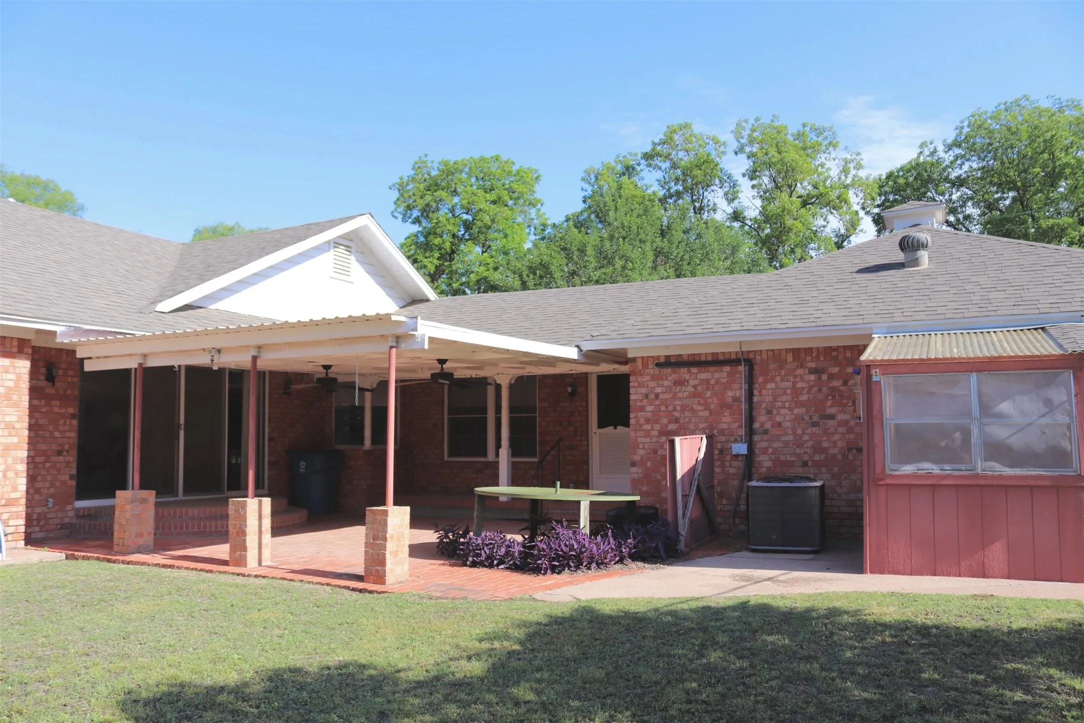 Single Family Residence For Sale in Runnels County , 211 Spill Street, Winters, Texas 79567, 3 Bedroom, 2 Bathroom, 2 Garage spaces, 2,812 Sqft, built in 1975, mls#21258621, Real Estate Agent in Winters, Homes For Sale in Runnels county, Homes For Sale in Winters, Realtor in Winters Texas, Real Estate Brokerage Independent Realty Texas, Luminita Cordes Realtor