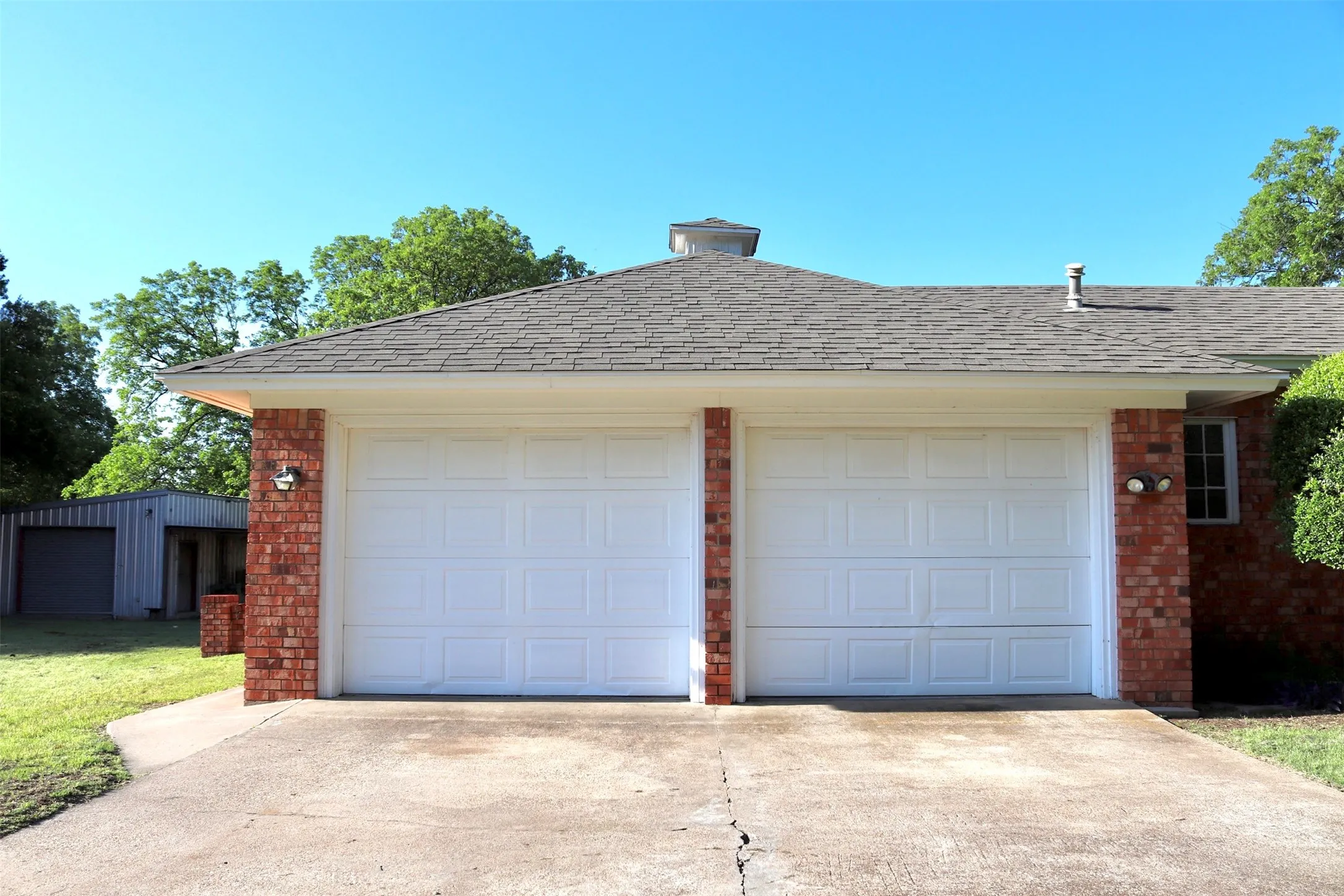 Single Family Residence For Sale in Runnels County , 211 Spill Street, Winters, Texas 79567, 3 Bedroom, 2 Bathroom, 2 Garage spaces, 2,812 Sqft, built in 1975, mls#21258621, Real Estate Agent in Winters, Homes For Sale in Runnels county, Homes For Sale in Winters, Realtor in Winters Texas, Real Estate Brokerage Independent Realty Texas, Luminita Cordes Realtor