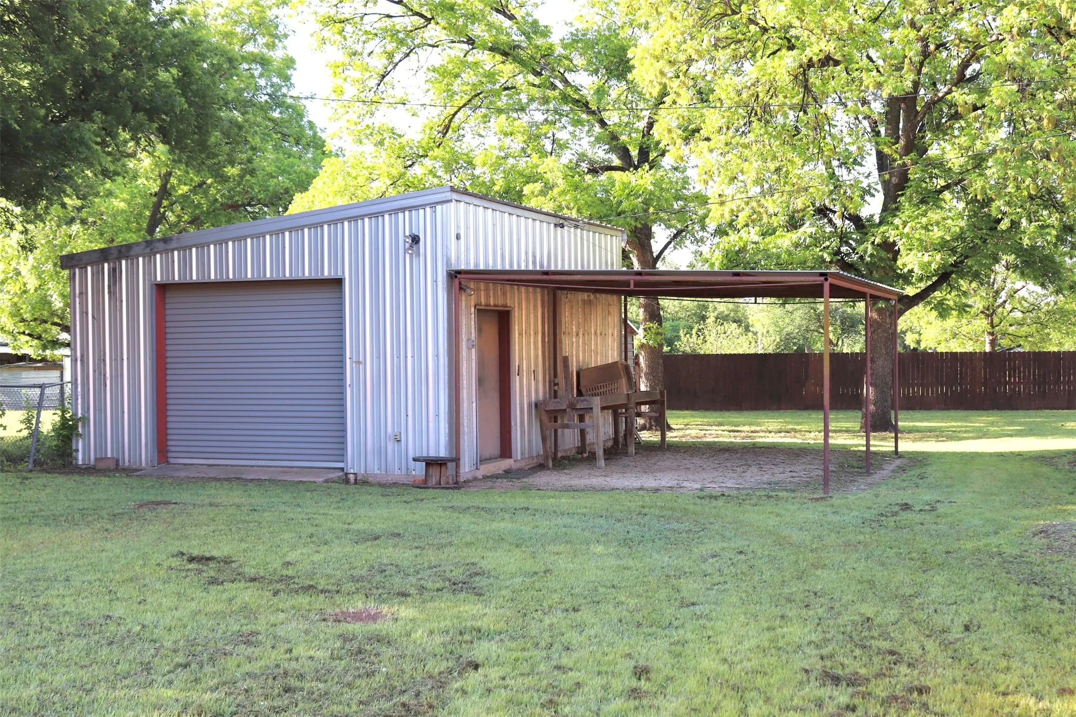 Single Family Residence For Sale in Runnels County , 211 Spill Street, Winters, Texas 79567, 3 Bedroom, 2 Bathroom, 2 Garage spaces, 2,812 Sqft, built in 1975, mls#21258621, Real Estate Agent in Winters, Homes For Sale in Runnels county, Homes For Sale in Winters, Realtor in Winters Texas, Real Estate Brokerage Independent Realty Texas, Luminita Cordes Realtor