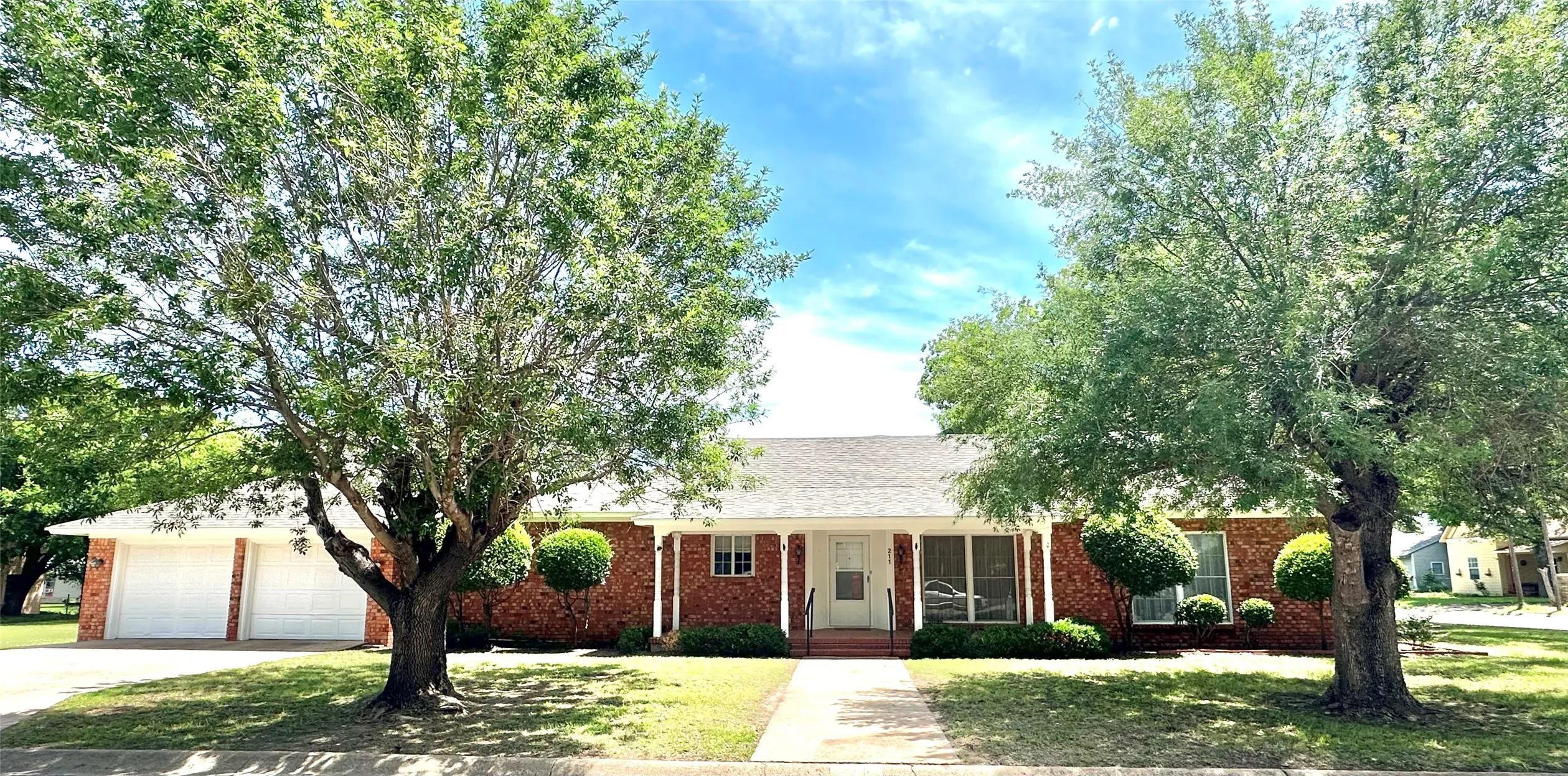 Single Family Residence For Sale in Runnels County , 211 Spill Street, Winters, Texas 79567, 3 Bedroom, 2 Bathroom, 2 Garage spaces, 2,812 Sqft, built in 1975, mls#21258621, Real Estate Agent in Winters, Homes For Sale in Runnels county, Homes For Sale in Winters, Realtor in Winters Texas, Real Estate Brokerage Independent Realty Texas, Luminita Cordes Realtor