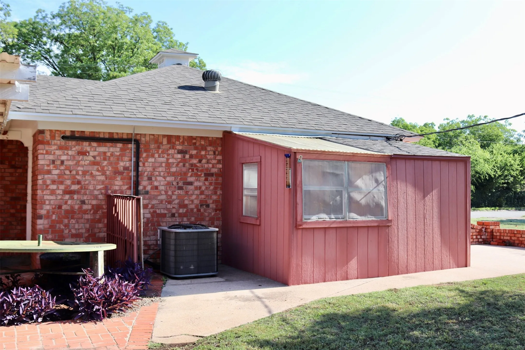 Single Family Residence For Sale in Runnels County , 211 Spill Street, Winters, Texas 79567, 3 Bedroom, 2 Bathroom, 2 Garage spaces, 2,812 Sqft, built in 1975, mls#21258621, Real Estate Agent in Winters, Homes For Sale in Runnels county, Homes For Sale in Winters, Realtor in Winters Texas, Real Estate Brokerage Independent Realty Texas, Luminita Cordes Realtor