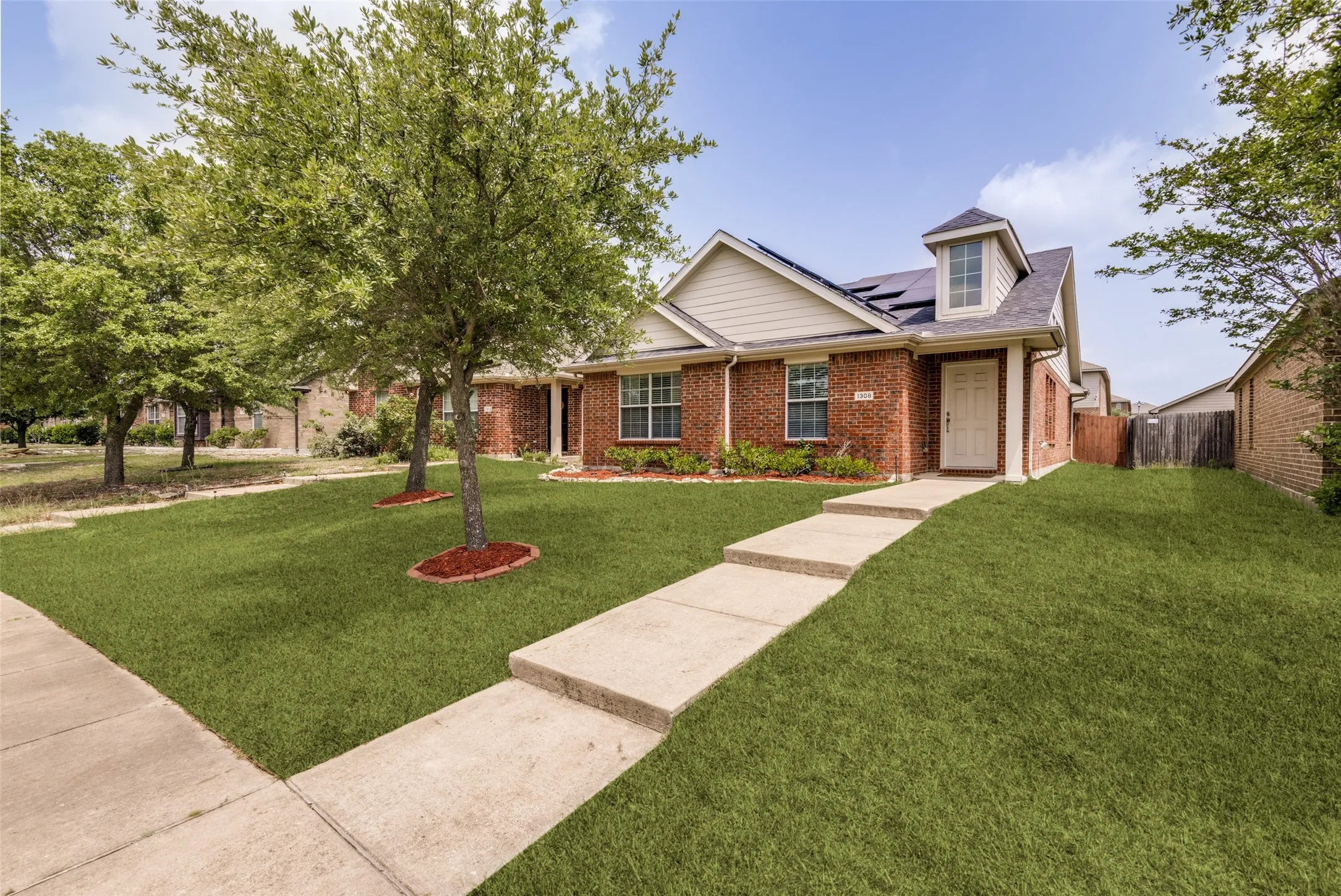 Single Family Residence For Sale in Hunt County , 1308 Honeywood Lane, Royse City, Texas 75189, 3 Bedrooms, 2 Bathrooms, 2 Garage spaces, 1,398 Sqft, built in 2008, Preowned, Price $239,000, mls#21253614, Real Estate Agent in Royse City, Homes For Sale in Hunt county, Homes For Sale in Royse City, Realtor in Royse City Texas, Real Estate Brokerage Independent Realty Texas, Luminita Cordes Realtor