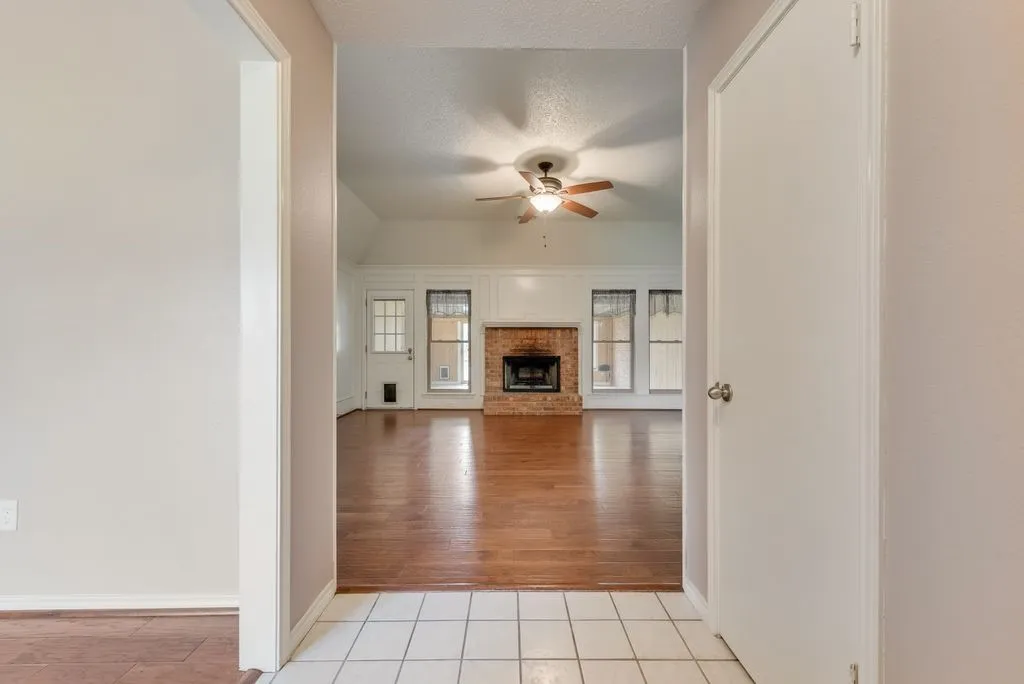 Single Family Residence For Sale in Ellis County , 834 Rock Creek Lane, Red Oak, Texas 75154, 4 Bedroom, 3 Bathroom, 4 Garage spaces, 2,699 Sqft, built in 1988, Preowned, mls#21255971, Real Estate Agent in Red Oak, Homes For Sale in Ellis county, Homes For Sale in Red Oak, Realtor in Red Oak Texas, Real Estate Brokerage Independent Realty Texas, Luminita Cordes Realtor