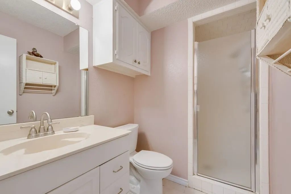 Single Family Residence For Sale in Ellis County , 834 Rock Creek Lane, Red Oak, Texas 75154, 4 Bedroom, 3 Bathroom, 4 Garage spaces, 2,699 Sqft, built in 1988, Preowned, mls#21255971, Real Estate Agent in Red Oak, Homes For Sale in Ellis county, Homes For Sale in Red Oak, Realtor in Red Oak Texas, Real Estate Brokerage Independent Realty Texas, Luminita Cordes Realtor
