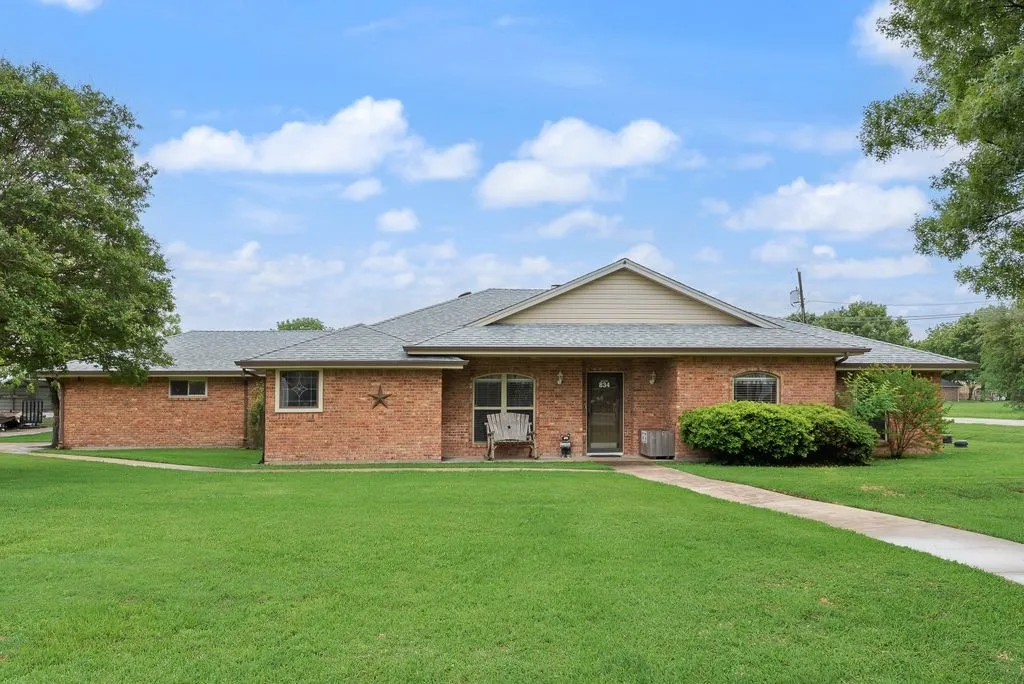 Single Family Residence For Sale in Ellis County , 834 Rock Creek Lane, Red Oak, Texas 75154, 4 Bedroom, 3 Bathroom, 4 Garage spaces, 2,699 Sqft, built in 1988, Preowned, mls#21255971, Real Estate Agent in Red Oak, Homes For Sale in Ellis county, Homes For Sale in Red Oak, Realtor in Red Oak Texas, Real Estate Brokerage Independent Realty Texas, Luminita Cordes Realtor