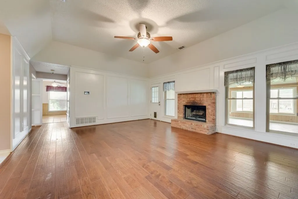 Single Family Residence For Sale in Ellis County , 834 Rock Creek Lane, Red Oak, Texas 75154, 4 Bedroom, 3 Bathroom, 4 Garage spaces, 2,699 Sqft, built in 1988, Preowned, mls#21255971, Real Estate Agent in Red Oak, Homes For Sale in Ellis county, Homes For Sale in Red Oak, Realtor in Red Oak Texas, Real Estate Brokerage Independent Realty Texas, Luminita Cordes Realtor
