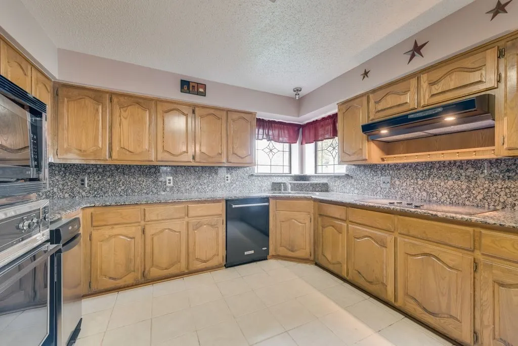 Single Family Residence For Sale in Ellis County , 834 Rock Creek Lane, Red Oak, Texas 75154, 4 Bedroom, 3 Bathroom, 4 Garage spaces, 2,699 Sqft, built in 1988, Preowned, mls#21255971, Real Estate Agent in Red Oak, Homes For Sale in Ellis county, Homes For Sale in Red Oak, Realtor in Red Oak Texas, Real Estate Brokerage Independent Realty Texas, Luminita Cordes Realtor