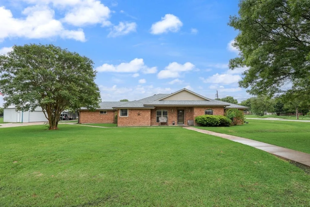 Single Family Residence For Sale in Ellis County , 834 Rock Creek Lane, Red Oak, Texas 75154, 4 Bedroom, 3 Bathroom, 4 Garage spaces, 2,699 Sqft, built in 1988, Preowned, mls#21255971, Real Estate Agent in Red Oak, Homes For Sale in Ellis county, Homes For Sale in Red Oak, Realtor in Red Oak Texas, Real Estate Brokerage Independent Realty Texas, Luminita Cordes Realtor