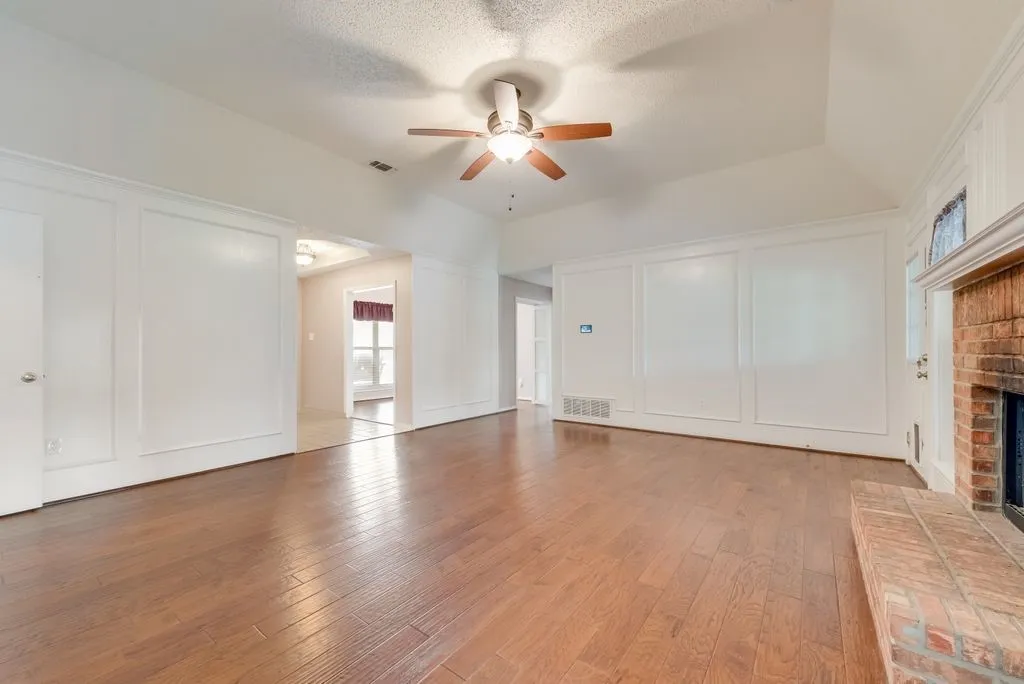 Single Family Residence For Sale in Ellis County , 834 Rock Creek Lane, Red Oak, Texas 75154, 4 Bedroom, 3 Bathroom, 4 Garage spaces, 2,699 Sqft, built in 1988, Preowned, mls#21255971, Real Estate Agent in Red Oak, Homes For Sale in Ellis county, Homes For Sale in Red Oak, Realtor in Red Oak Texas, Real Estate Brokerage Independent Realty Texas, Luminita Cordes Realtor