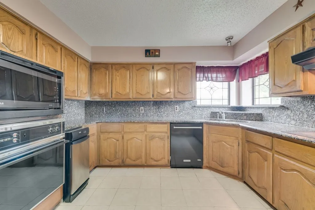 Single Family Residence For Sale in Ellis County , 834 Rock Creek Lane, Red Oak, Texas 75154, 4 Bedroom, 3 Bathroom, 4 Garage spaces, 2,699 Sqft, built in 1988, Preowned, mls#21255971, Real Estate Agent in Red Oak, Homes For Sale in Ellis county, Homes For Sale in Red Oak, Realtor in Red Oak Texas, Real Estate Brokerage Independent Realty Texas, Luminita Cordes Realtor