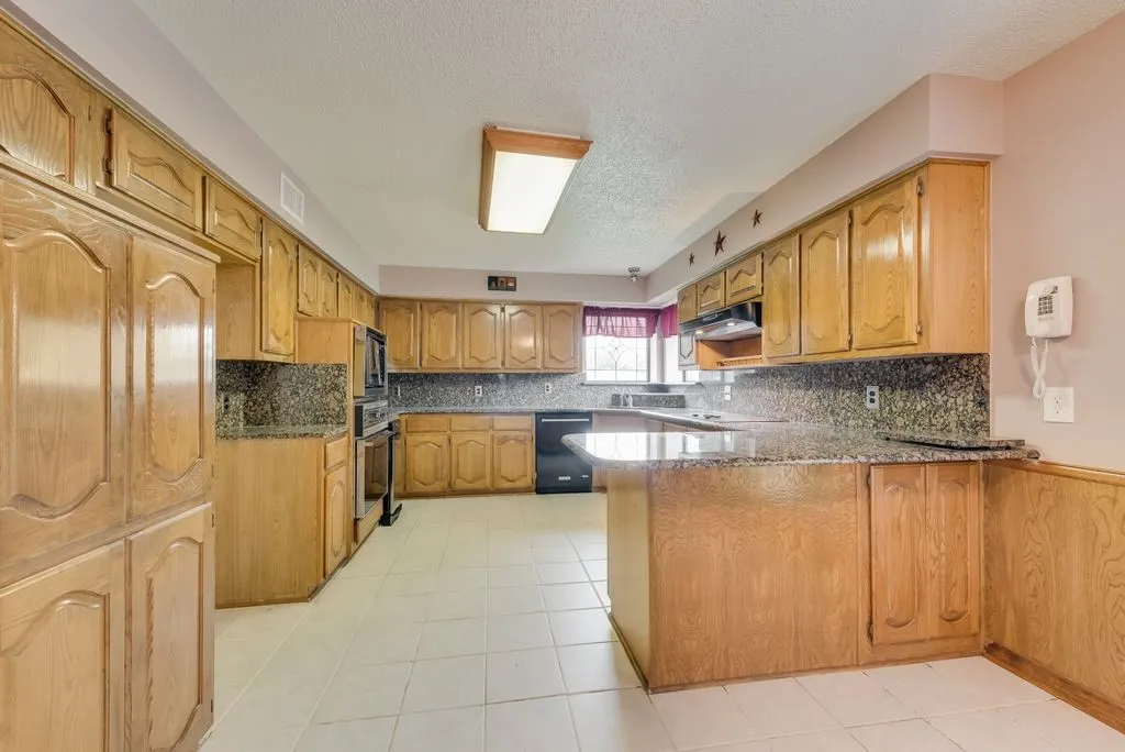 Breakfast bar and tons of cabinet space.