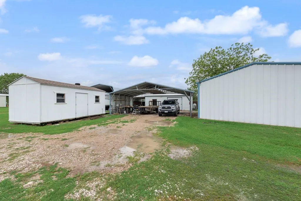 Single Family Residence For Sale in Ellis County , 834 Rock Creek Lane, Red Oak, Texas 75154, 4 Bedroom, 3 Bathroom, 4 Garage spaces, 2,699 Sqft, built in 1988, Preowned, mls#21255971, Real Estate Agent in Red Oak, Homes For Sale in Ellis county, Homes For Sale in Red Oak, Realtor in Red Oak Texas, Real Estate Brokerage Independent Realty Texas, Luminita Cordes Realtor