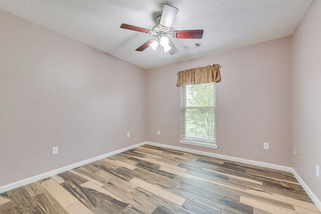 Single Family Residence For Sale in Ellis County , 834 Rock Creek Lane, Red Oak, Texas 75154, 4 Bedroom, 3 Bathroom, 4 Garage spaces, 2,699 Sqft, built in 1988, Preowned, mls#21255971, Real Estate Agent in Red Oak, Homes For Sale in Ellis county, Homes For Sale in Red Oak, Realtor in Red Oak Texas, Real Estate Brokerage Independent Realty Texas, Luminita Cordes Realtor