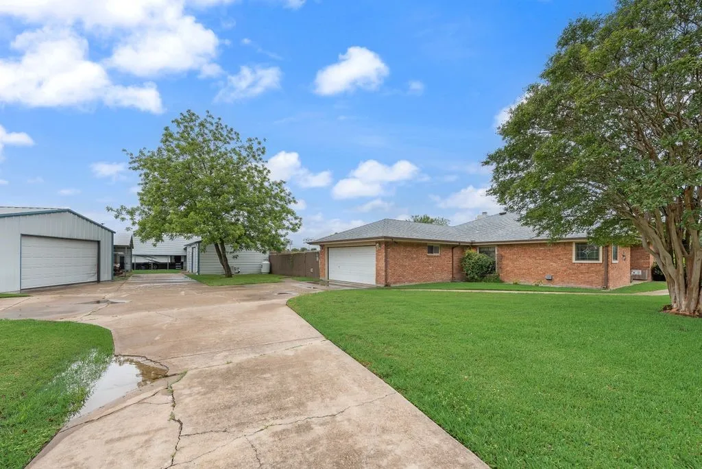 Single Family Residence For Sale in Ellis County , 834 Rock Creek Lane, Red Oak, Texas 75154, 4 Bedroom, 3 Bathroom, 4 Garage spaces, 2,699 Sqft, built in 1988, Preowned, mls#21255971, Real Estate Agent in Red Oak, Homes For Sale in Ellis county, Homes For Sale in Red Oak, Realtor in Red Oak Texas, Real Estate Brokerage Independent Realty Texas, Luminita Cordes Realtor