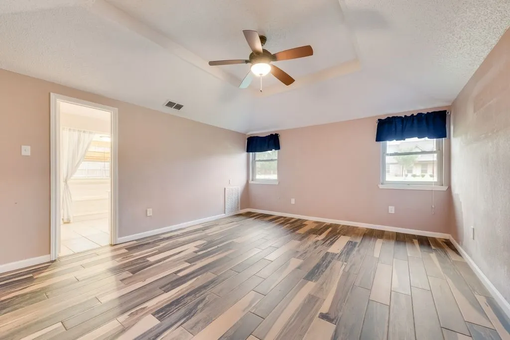 Single Family Residence For Sale in Ellis County , 834 Rock Creek Lane, Red Oak, Texas 75154, 4 Bedroom, 3 Bathroom, 4 Garage spaces, 2,699 Sqft, built in 1988, Preowned, mls#21255971, Real Estate Agent in Red Oak, Homes For Sale in Ellis county, Homes For Sale in Red Oak, Realtor in Red Oak Texas, Real Estate Brokerage Independent Realty Texas, Luminita Cordes Realtor