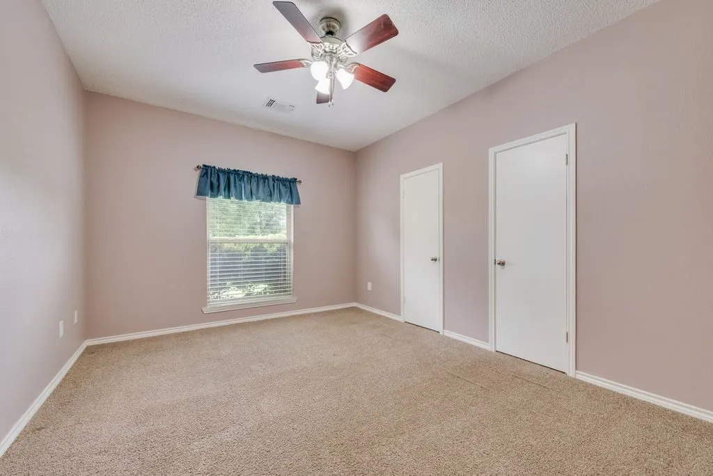 Single Family Residence For Sale in Ellis County , 834 Rock Creek Lane, Red Oak, Texas 75154, 4 Bedroom, 3 Bathroom, 4 Garage spaces, 2,699 Sqft, built in 1988, Preowned, mls#21255971, Real Estate Agent in Red Oak, Homes For Sale in Ellis county, Homes For Sale in Red Oak, Realtor in Red Oak Texas, Real Estate Brokerage Independent Realty Texas, Luminita Cordes Realtor