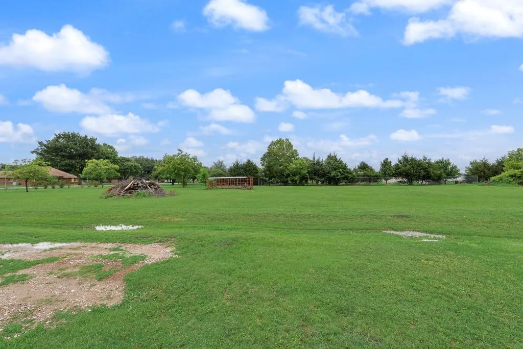 Single Family Residence For Sale in Ellis County , 834 Rock Creek Lane, Red Oak, Texas 75154, 4 Bedroom, 3 Bathroom, 4 Garage spaces, 2,699 Sqft, built in 1988, Preowned, mls#21255971, Real Estate Agent in Red Oak, Homes For Sale in Ellis county, Homes For Sale in Red Oak, Realtor in Red Oak Texas, Real Estate Brokerage Independent Realty Texas, Luminita Cordes Realtor