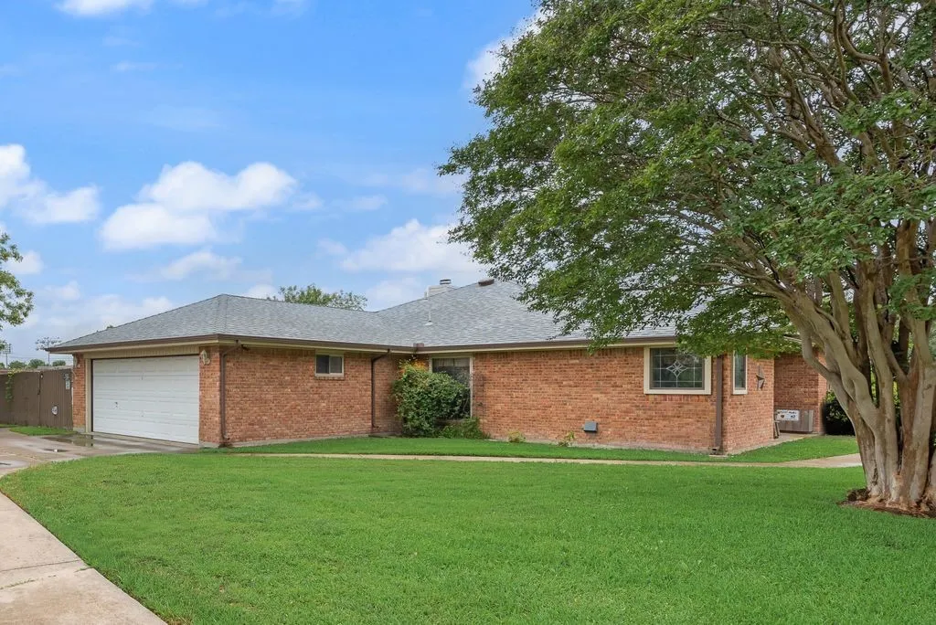 Single Family Residence For Sale in Ellis County , 834 Rock Creek Lane, Red Oak, Texas 75154, 4 Bedroom, 3 Bathroom, 4 Garage spaces, 2,699 Sqft, built in 1988, Preowned, mls#21255971, Real Estate Agent in Red Oak, Homes For Sale in Ellis county, Homes For Sale in Red Oak, Realtor in Red Oak Texas, Real Estate Brokerage Independent Realty Texas, Luminita Cordes Realtor