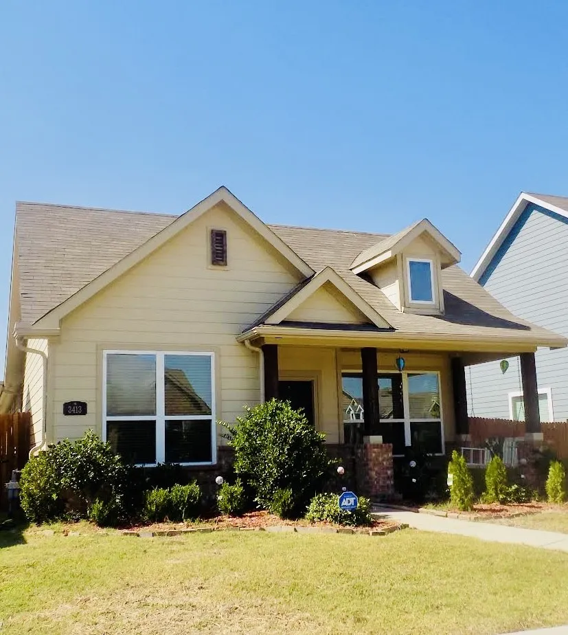 View of front facade featuring a front lawn