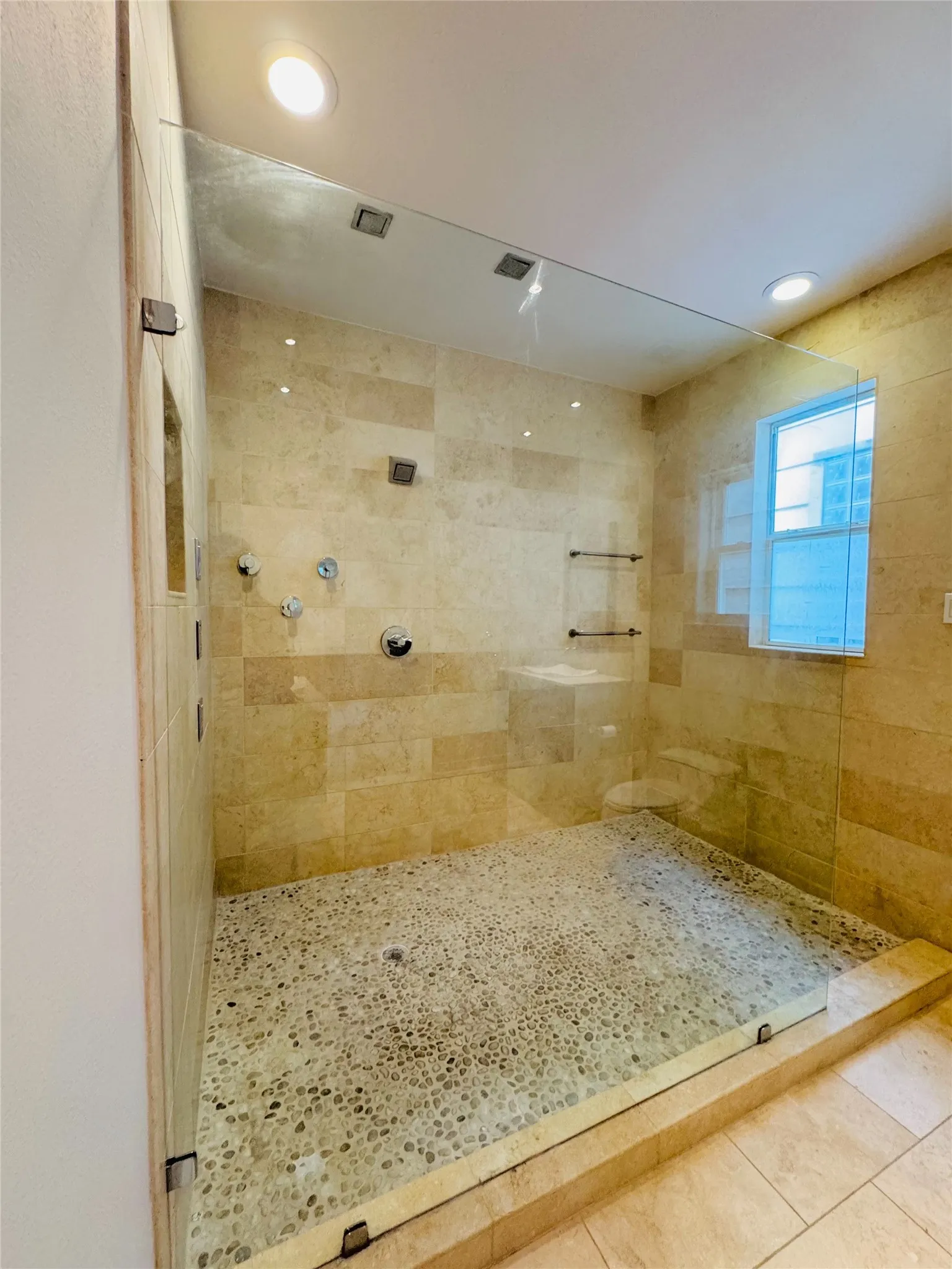 Oversize walk-in Shower