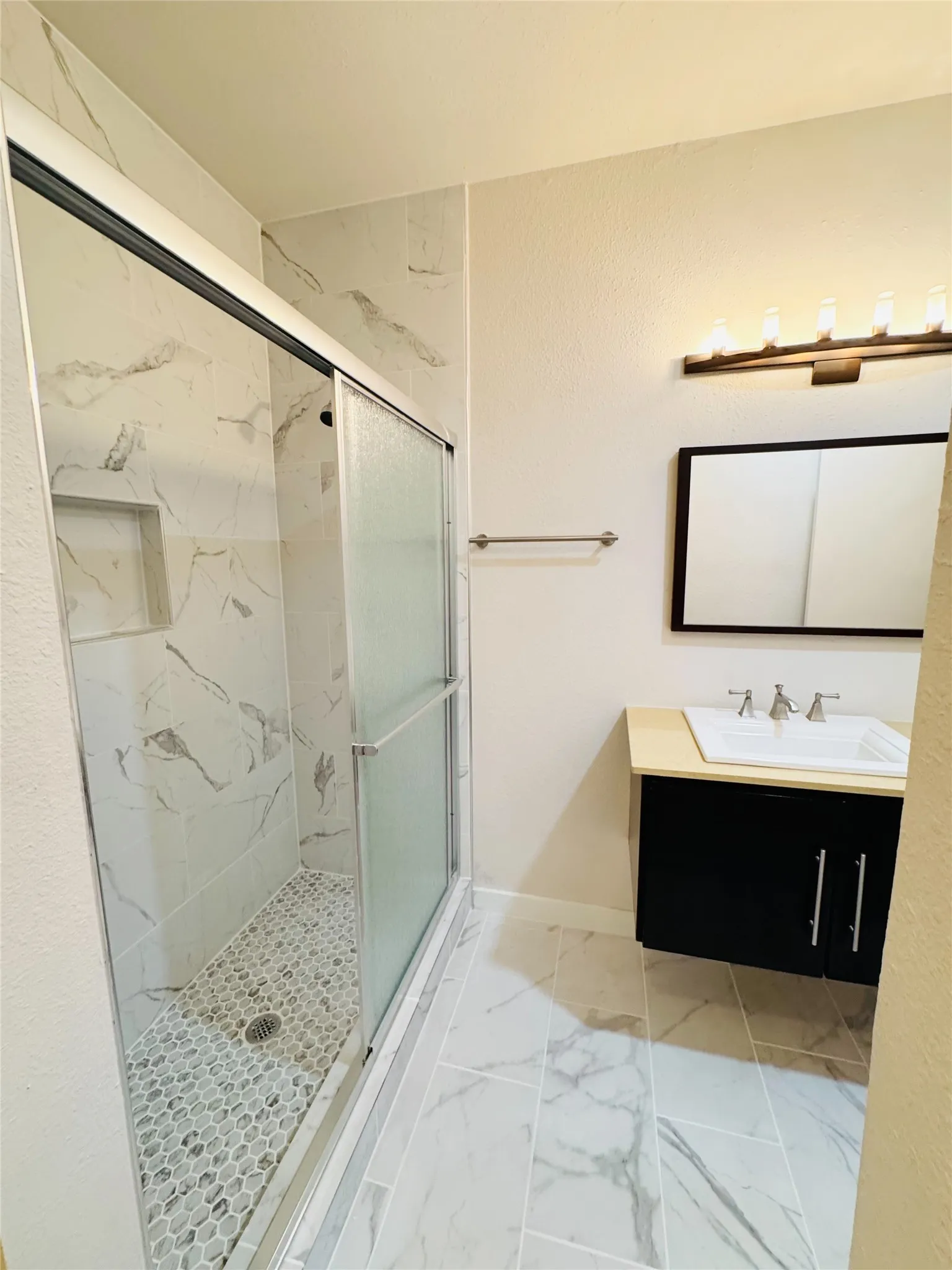 Guest Full Bathroom