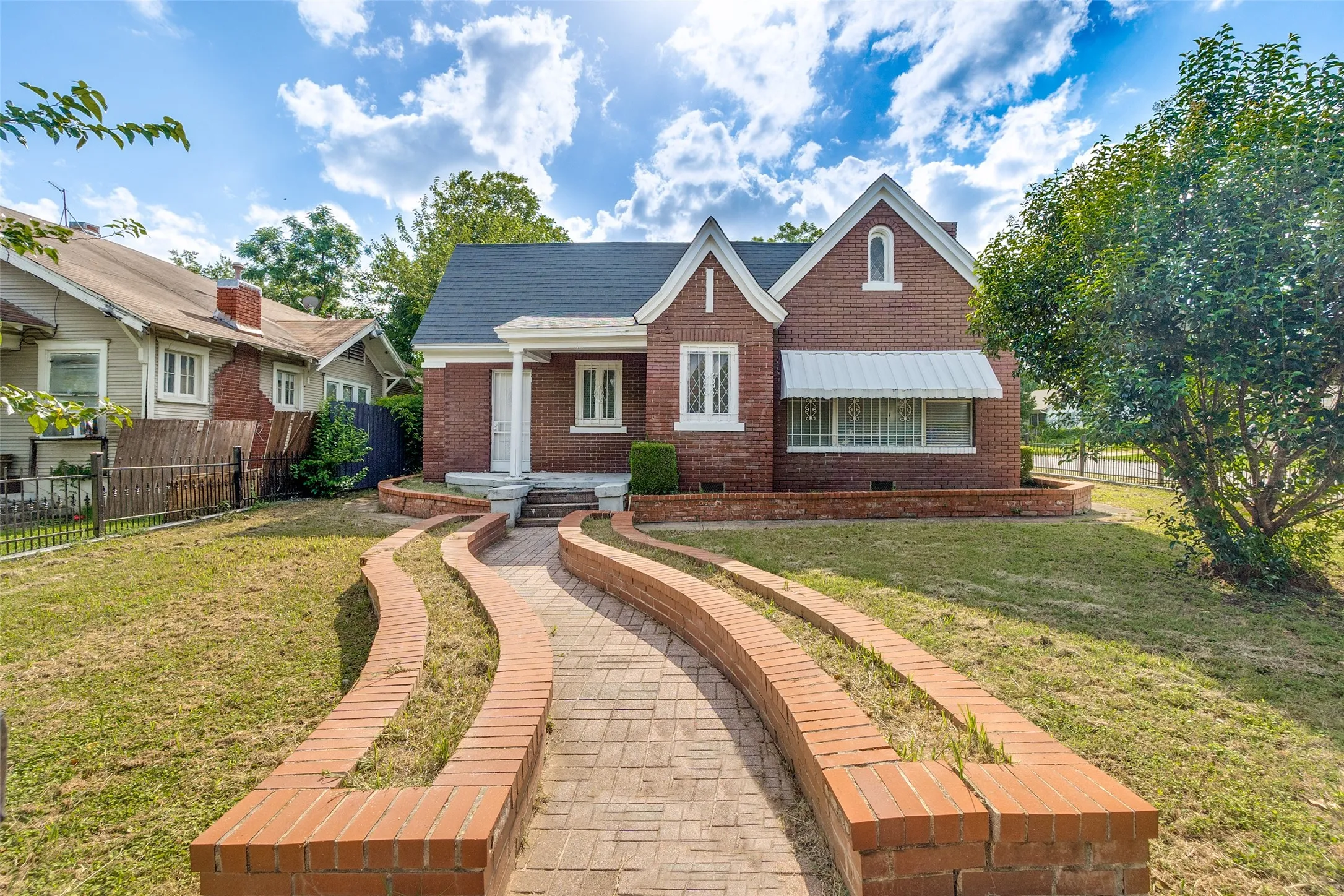 Single Family Residence For Sale in Dallas County , 711 S Rosemont Avenue, Dallas, Texas 75208, 2 Bedroom, 2 Bathroom, Garage spaces, 1,374 Sqft, built in 1924, Preowned, mls#21258765, Real Estate Agent in Dallas, Homes For Sale in Dallas county, Homes For Sale in Dallas, Realtor in Dallas Texas, Real Estate Brokerage Independent Realty Texas, Luminita Cordes Realtor
