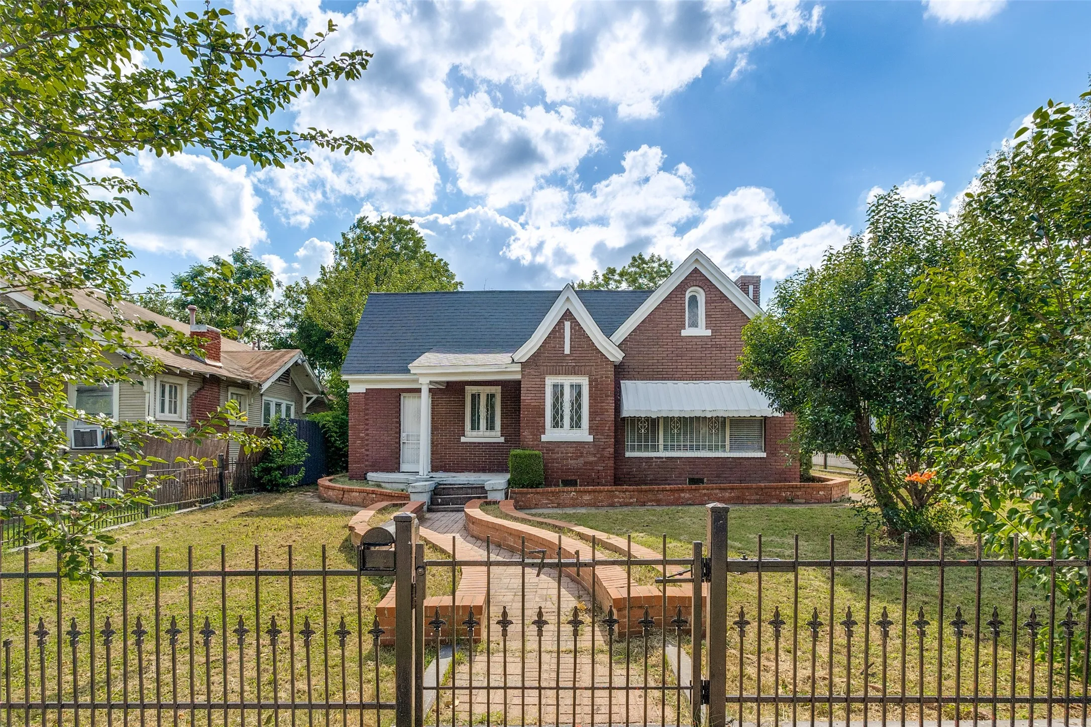 Single Family Residence For Sale in Dallas County , 711 S Rosemont Avenue, Dallas, Texas 75208, 2 Bedroom, 2 Bathroom, Garage spaces, 1,374 Sqft, built in 1924, Preowned, mls#21258765, Real Estate Agent in Dallas, Homes For Sale in Dallas county, Homes For Sale in Dallas, Realtor in Dallas Texas, Real Estate Brokerage Independent Realty Texas, Luminita Cordes Realtor