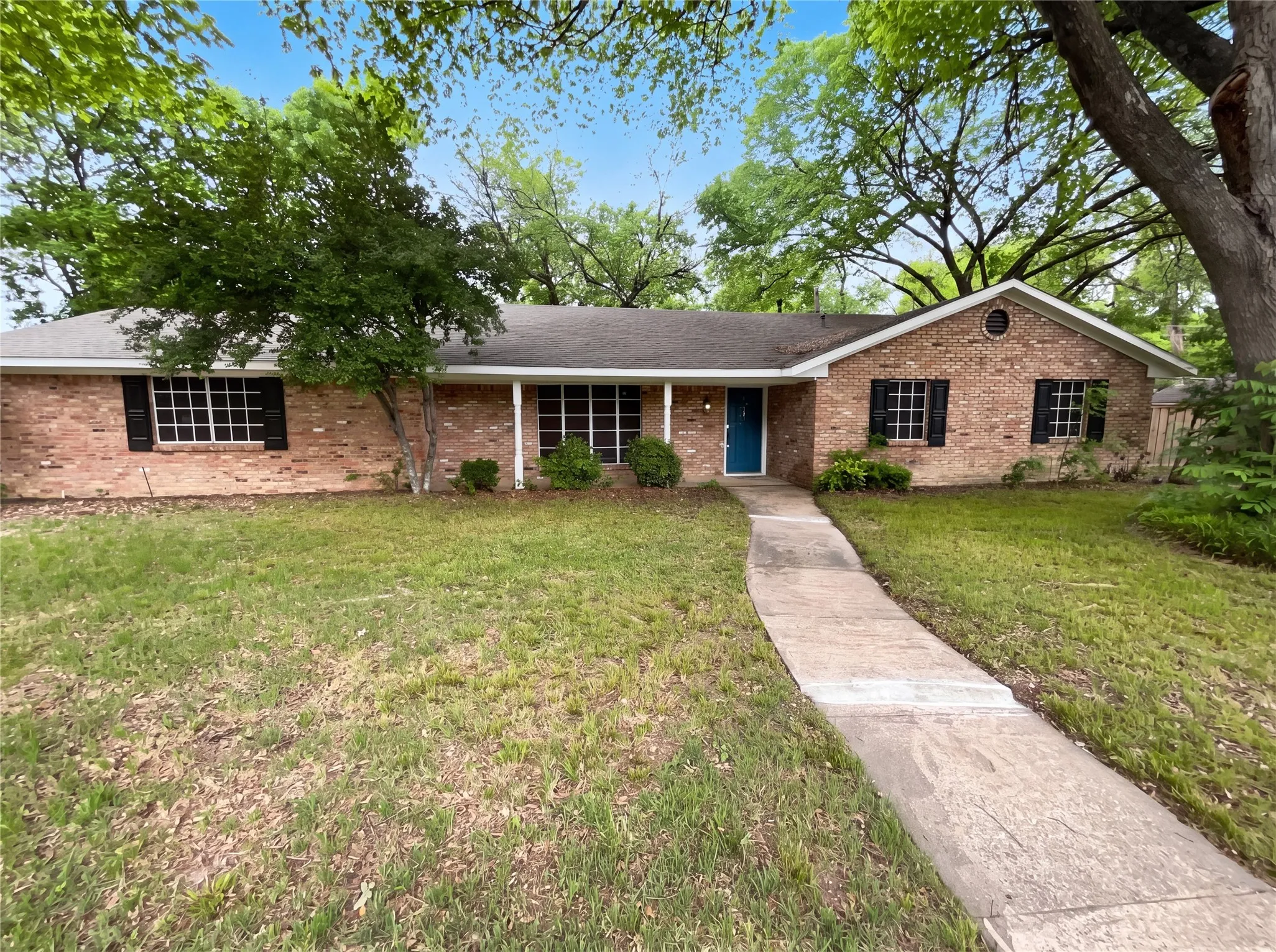 Single Family Residence For Sale in Collin County , 2017 Greenbriar Lane, Plano, Texas 75074, 3 Bedroom, 3 Bathroom, Garage spaces, 1,810 Sqft, built in 1965, Preowned, Price $329,000, mls#21258578, Real Estate Agent in Plano, Homes For Sale in Collin county, Homes For Sale in Plano, Realtor in Plano Texas, Real Estate Brokerage Independent Realty Texas, Luminita Cordes Realtor