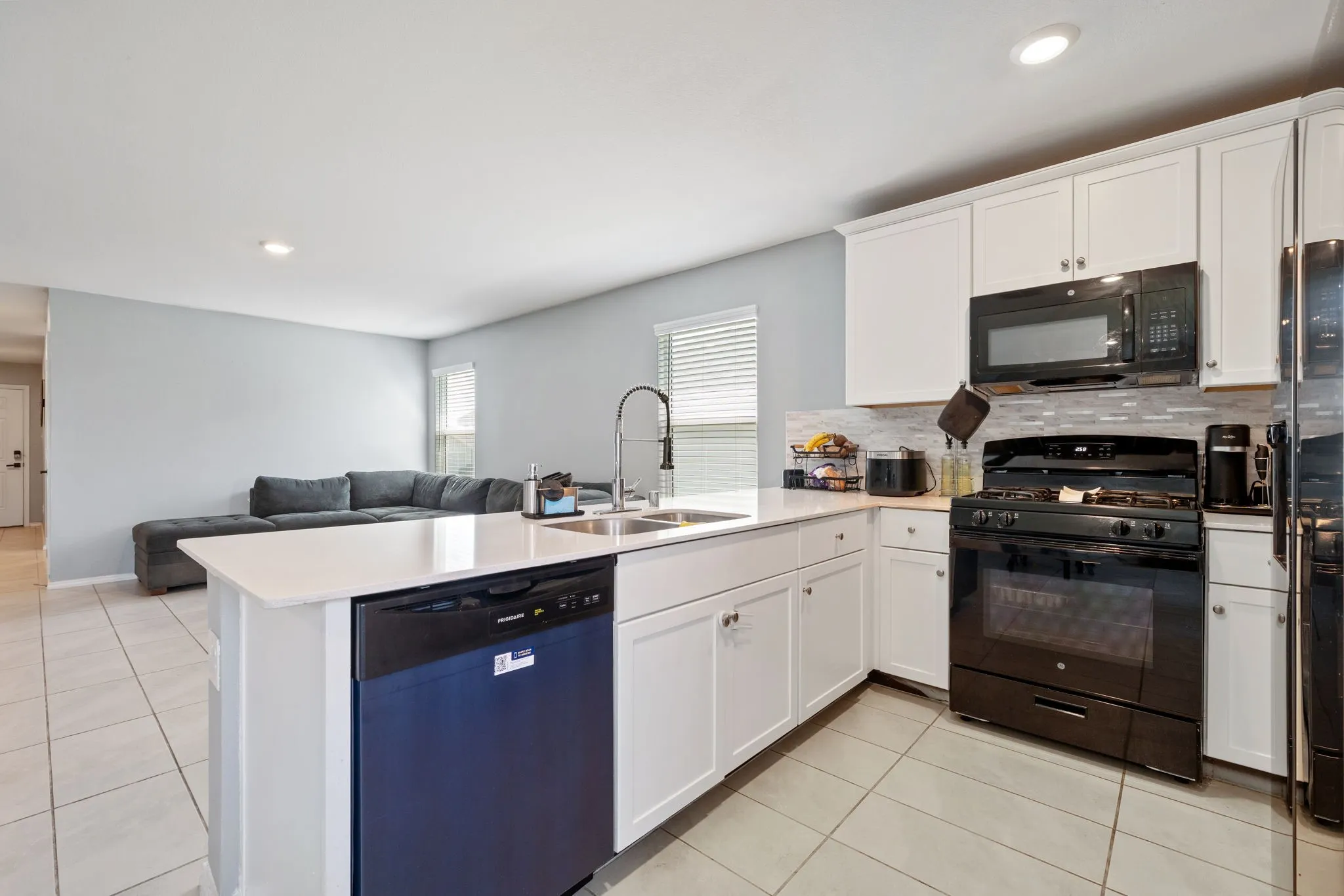 Single Family Residence For Sale in Tarrant County , 2712 Starwater Drive, Fort Worth, Texas 76179, 3 Bedroom, 2 Bathroom, 2 Garage spaces, 1,241 Sqft, built in 2022, mls#21257721, Real Estate Agent in Fort Worth, Homes For Sale in Tarrant county, Homes For Sale in Fort Worth, Realtor in Fort Worth Texas, Real Estate Brokerage Independent Realty Texas, Luminita Cordes Realtor