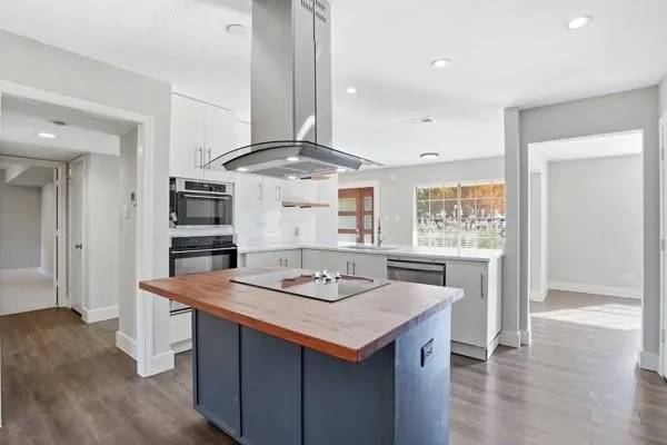 Single Family Residence For Sale in Tarrant County , 2015 Wimbledon Drive, Arlington, Texas 76017, 4 Bedroom, 3 Bathroom, 2 Garage spaces, 3,104 Sqft, built in 1981, mls#21258832, Real Estate Agent in Arlington, Homes For Sale in Tarrant county, Homes For Sale in Arlington, Realtor in Arlington Texas, Real Estate Brokerage Independent Realty Texas, Luminita Cordes Realtor