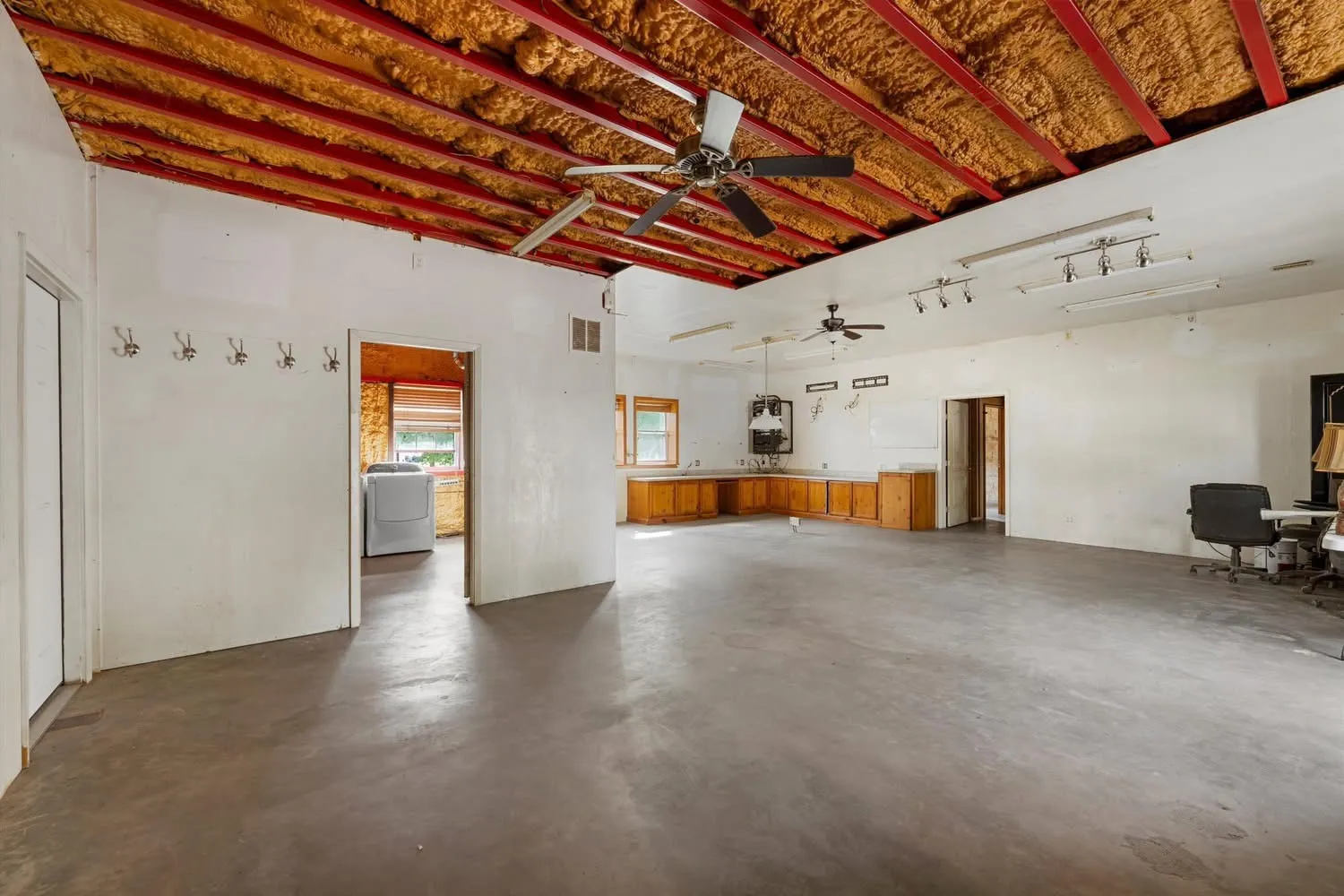 Single Family Residence For Sale in Limestone County , 237 Lcr 711, Kosse, Texas 76653, 3 Bedroom, 2 Bathroom, Garage spaces, 2,040 Sqft, built in 1996, Preowned, mls#21255271, Real Estate Agent in Kosse, Homes For Sale in Limestone county, Homes For Sale in Kosse, Realtor in Kosse Texas, Real Estate Brokerage Independent Realty Texas, Luminita Cordes Realtor