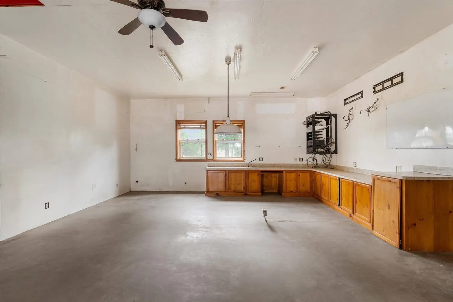 Single Family Residence For Sale in Limestone County , 237 Lcr 711, Kosse, Texas 76653, 3 Bedroom, 2 Bathroom, Garage spaces, 2,040 Sqft, built in 1996, Preowned, mls#21255271, Real Estate Agent in Kosse, Homes For Sale in Limestone county, Homes For Sale in Kosse, Realtor in Kosse Texas, Real Estate Brokerage Independent Realty Texas, Luminita Cordes Realtor