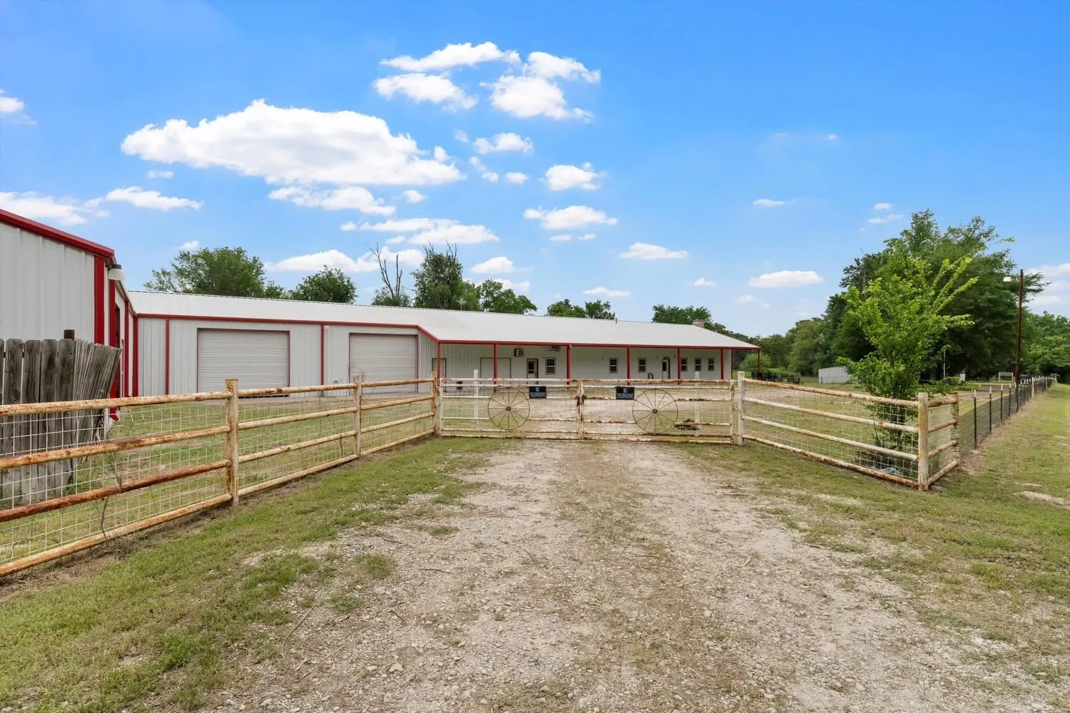 Single Family Residence For Sale in Limestone County , 237 Lcr 711, Kosse, Texas 76653, 3 Bedroom, 2 Bathroom, Garage spaces, 2,040 Sqft, built in 1996, Preowned, mls#21255271, Real Estate Agent in Kosse, Homes For Sale in Limestone county, Homes For Sale in Kosse, Realtor in Kosse Texas, Real Estate Brokerage Independent Realty Texas, Luminita Cordes Realtor