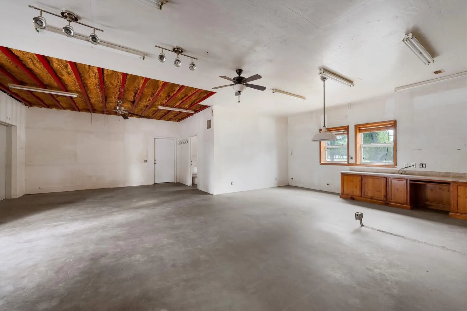 Single Family Residence For Sale in Limestone County , 237 Lcr 711, Kosse, Texas 76653, 3 Bedroom, 2 Bathroom, Garage spaces, 2,040 Sqft, built in 1996, Preowned, mls#21255271, Real Estate Agent in Kosse, Homes For Sale in Limestone county, Homes For Sale in Kosse, Realtor in Kosse Texas, Real Estate Brokerage Independent Realty Texas, Luminita Cordes Realtor