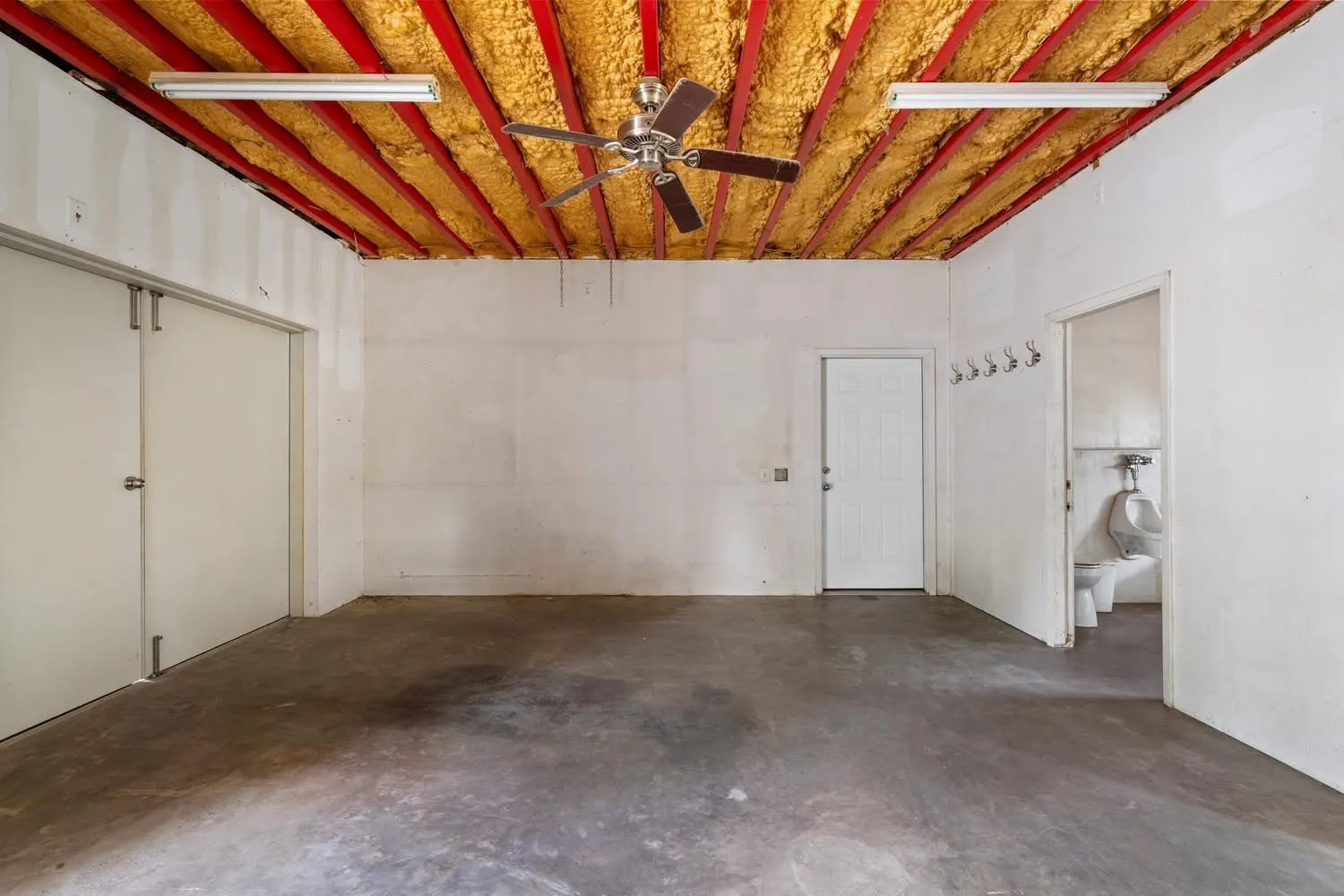 Single Family Residence For Sale in Limestone County , 237 Lcr 711, Kosse, Texas 76653, 3 Bedroom, 2 Bathroom, Garage spaces, 2,040 Sqft, built in 1996, Preowned, mls#21255271, Real Estate Agent in Kosse, Homes For Sale in Limestone county, Homes For Sale in Kosse, Realtor in Kosse Texas, Real Estate Brokerage Independent Realty Texas, Luminita Cordes Realtor
