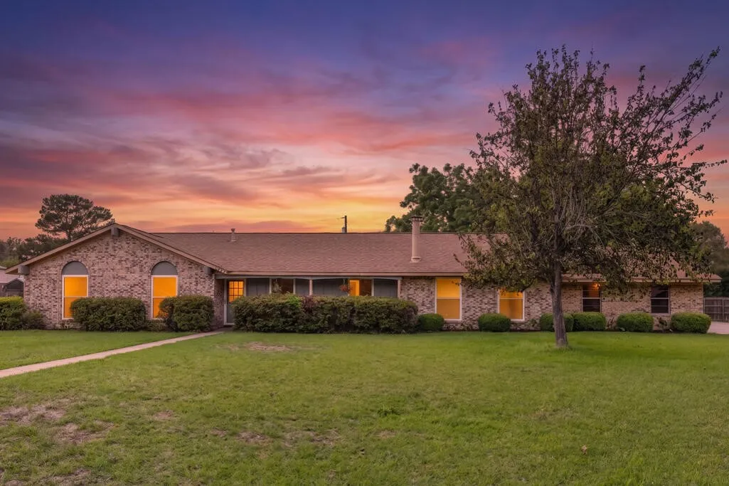 Single Family Residence For Sale in Bowie County , 4327 Marcell Circle, Texarkana, Texas 75503, 3 Bedroom, 3 Bathroom, 2 Garage spaces, 1,928 Sqft, built in 1976, mls#21258864, Real Estate Agent in Texarkana, Homes For Sale in Bowie county, Homes For Sale in Texarkana, Realtor in Texarkana Texas, Real Estate Brokerage Independent Realty Texas, Luminita Cordes Realtor