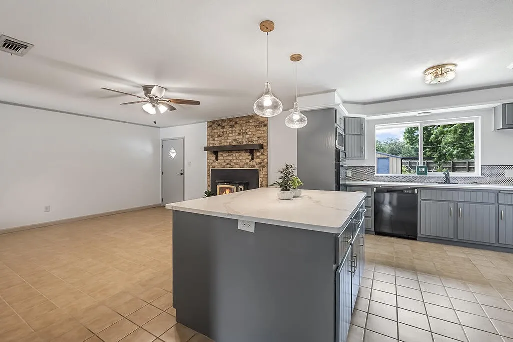 Single Family Residence For Sale in Bowie County , 4327 Marcell Circle, Texarkana, Texas 75503, 3 Bedroom, 3 Bathroom, 2 Garage spaces, 1,928 Sqft, built in 1976, mls#21258864, Real Estate Agent in Texarkana, Homes For Sale in Bowie county, Homes For Sale in Texarkana, Realtor in Texarkana Texas, Real Estate Brokerage Independent Realty Texas, Luminita Cordes Realtor