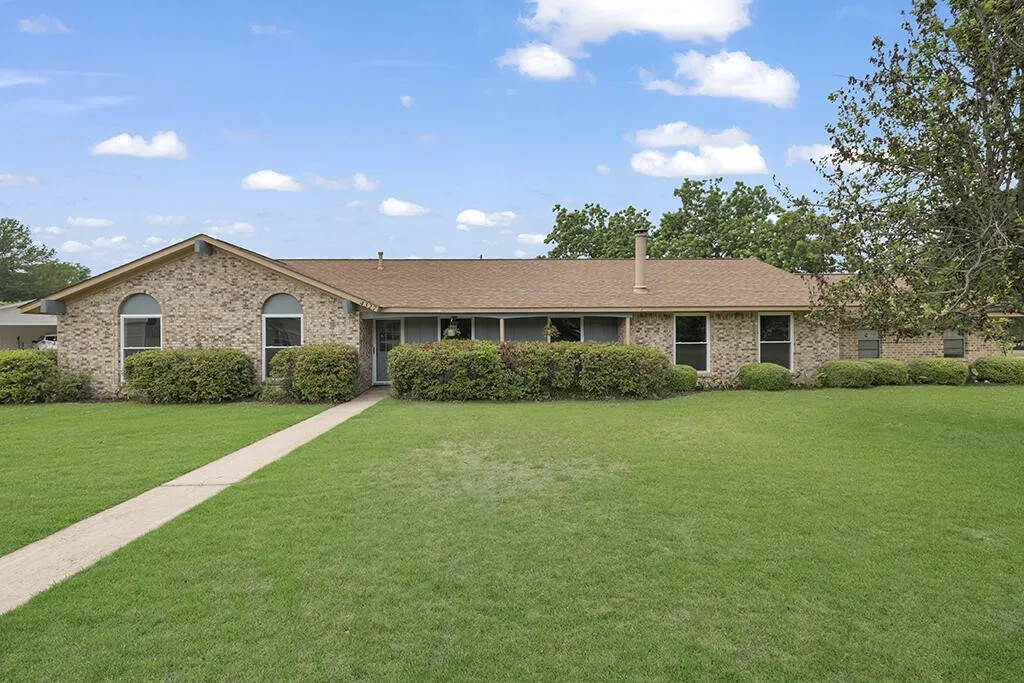 Single Family Residence For Sale in Bowie County , 4327 Marcell Circle, Texarkana, Texas 75503, 3 Bedroom, 3 Bathroom, 2 Garage spaces, 1,928 Sqft, built in 1976, mls#21258864, Real Estate Agent in Texarkana, Homes For Sale in Bowie county, Homes For Sale in Texarkana, Realtor in Texarkana Texas, Real Estate Brokerage Independent Realty Texas, Luminita Cordes Realtor