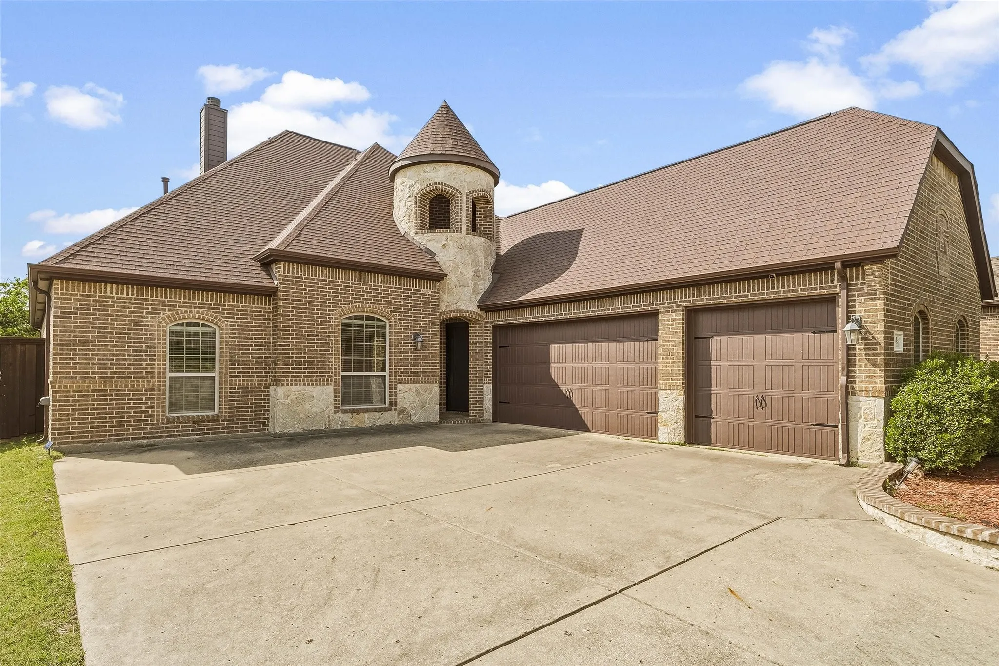 Single Family Residence For Sale in Rockwall County , 647 Gillon Way, Rockwall, Texas 75087, 4 Bedroom, 3 Bathroom, 3 Garage spaces, 3,015 Sqft, built in 2013, Preowned, Price $589,900, mls#21250299, Real Estate Agent in Rockwall, Homes For Sale in Rockwall county, Homes For Sale in Rockwall, Realtor in Rockwall Texas, Real Estate Brokerage Independent Realty Texas, Luminita Cordes Realtor