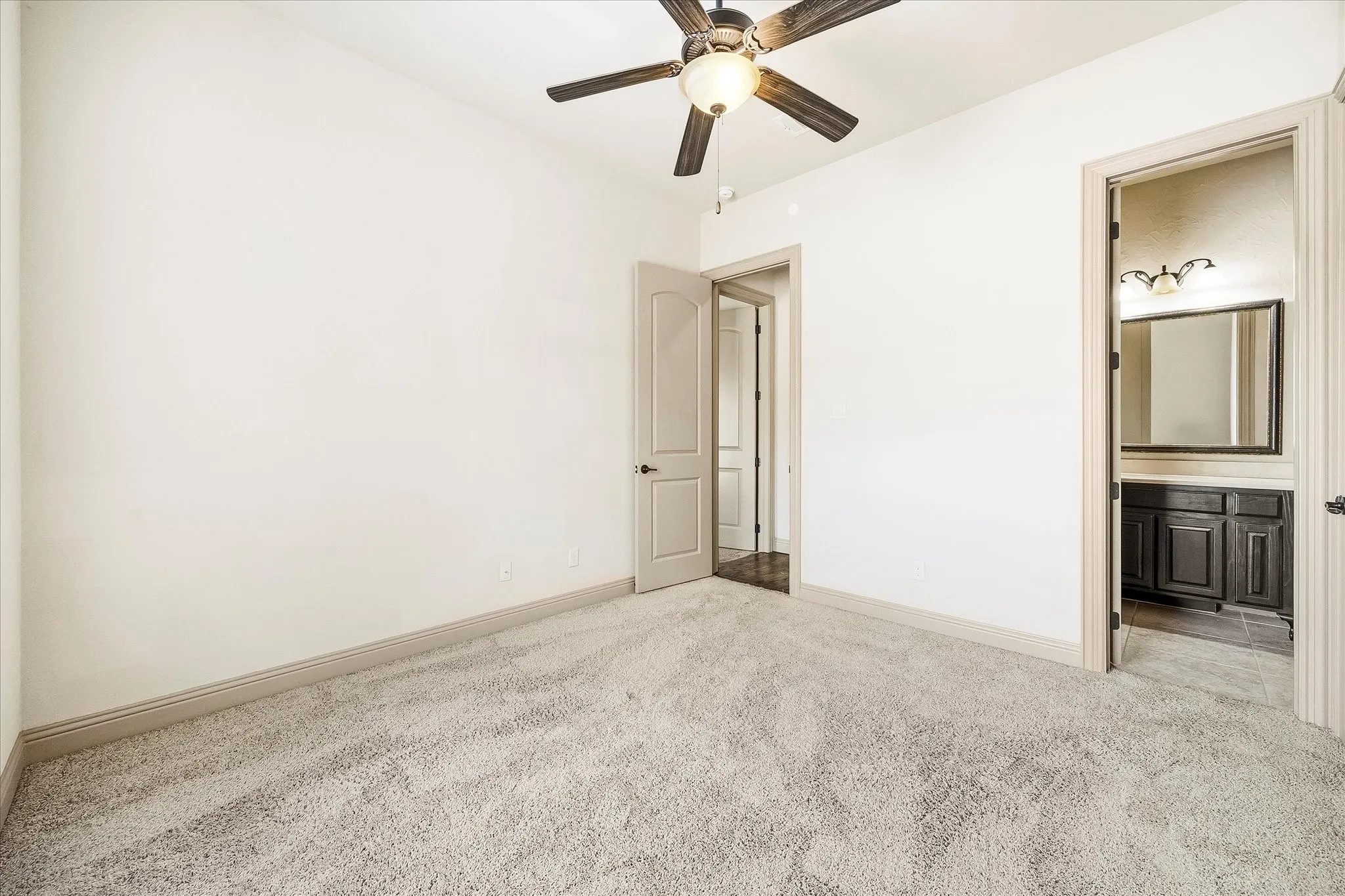 Single Family Residence For Sale in Rockwall County , 647 Gillon Way, Rockwall, Texas 75087, 4 Bedroom, 3 Bathroom, 3 Garage spaces, 3,015 Sqft, built in 2013, Preowned, Price $589,900, mls#21250299, Real Estate Agent in Rockwall, Homes For Sale in Rockwall county, Homes For Sale in Rockwall, Realtor in Rockwall Texas, Real Estate Brokerage Independent Realty Texas, Luminita Cordes Realtor