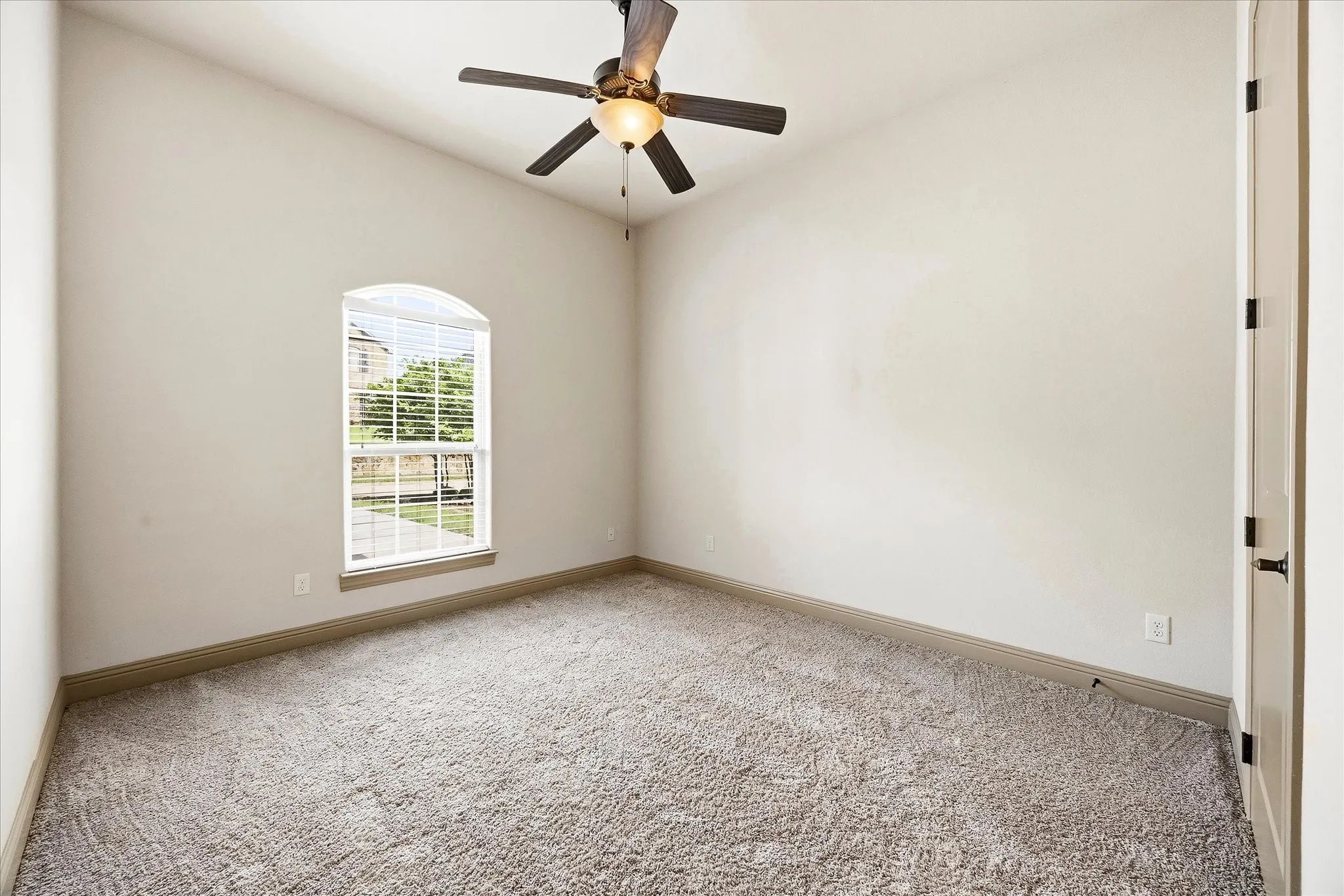 Single Family Residence For Sale in Rockwall County , 647 Gillon Way, Rockwall, Texas 75087, 4 Bedroom, 3 Bathroom, 3 Garage spaces, 3,015 Sqft, built in 2013, Preowned, Price $589,900, mls#21250299, Real Estate Agent in Rockwall, Homes For Sale in Rockwall county, Homes For Sale in Rockwall, Realtor in Rockwall Texas, Real Estate Brokerage Independent Realty Texas, Luminita Cordes Realtor