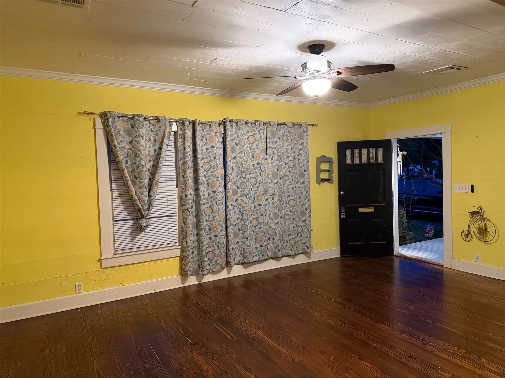Single Family Residence For Sale in Falls County , 821 Ward Street, Marlin, Texas 76661, 2 Bedrooms, 1 Bathroom, Garage spaces, 1,407 Sqft, built in 1940, Price $174,999, mls#21258405, Real Estate Agent in Marlin, Homes For Sale in Falls county, Homes For Sale in Marlin, Realtor in Marlin Texas, Real Estate Brokerage Independent Realty Texas, Luminita Cordes Realtor