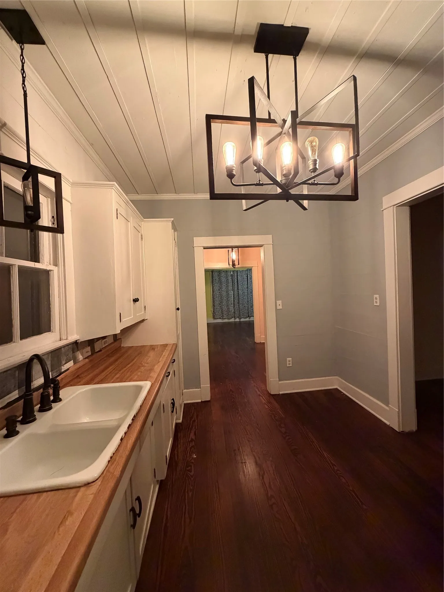Single Family Residence For Sale in Falls County , 821 Ward Street, Marlin, Texas 76661, 2 Bedrooms, 1 Bathroom, Garage spaces, 1,407 Sqft, built in 1940, Price $174,999, mls#21258405, Real Estate Agent in Marlin, Homes For Sale in Falls county, Homes For Sale in Marlin, Realtor in Marlin Texas, Real Estate Brokerage Independent Realty Texas, Luminita Cordes Realtor